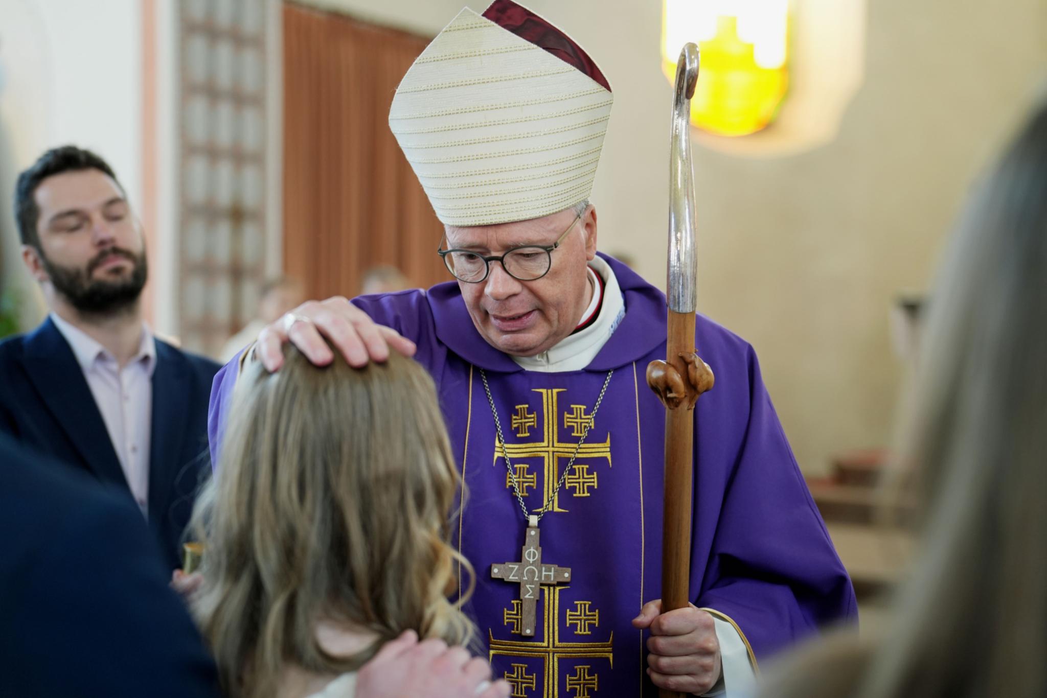 Bischof Ackermann firmt die jungen Menschen in der Kirche St. Hubertus in Körperich.