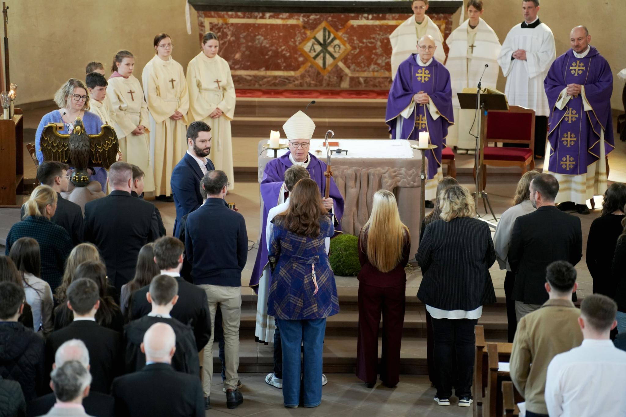 Bischof Ackermann bestärkt bei der Firmung die Jugendlichen mit der Gabe des Heiligen Geistes.