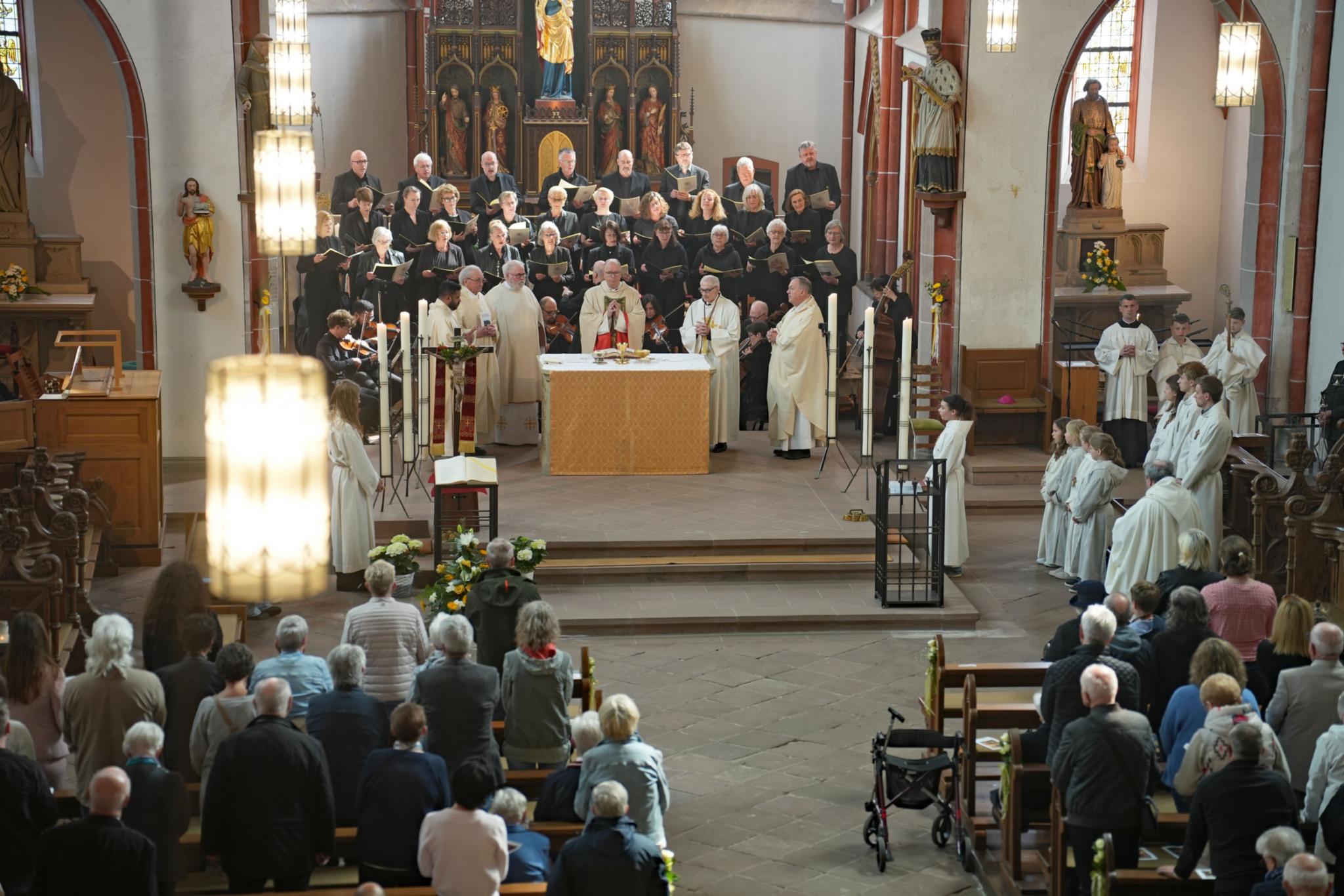 Die Zelebranten feiern mit den Gläubigen in der vollbesetzten Stiftskirche das Jubiläum.