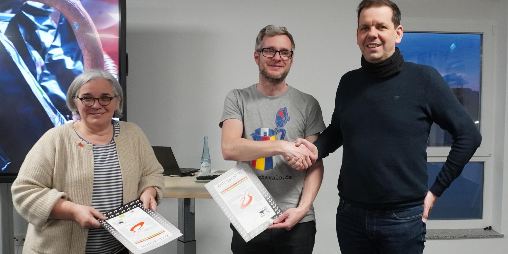 Caritasdirektor Frank Kettern (rechts) hat 20 Anteilscheine gezeichnet, worüber Gertrud Selzer und Jens Klein sich natürlich freuten.