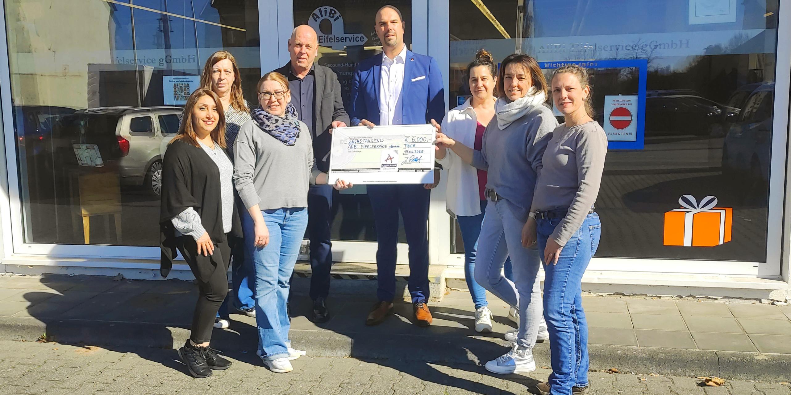 Scheckübergabe vor dem Second-Hand-Kaufhaus in Bitburg
