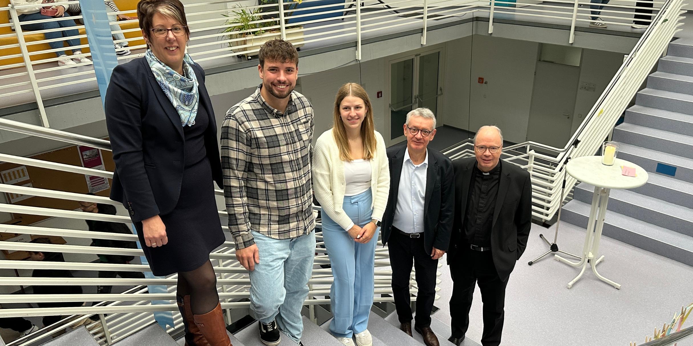 Kerstin Schmitz-Stuhlträger, Luca Haas, Emelie Schuh, Franz Hilgert und Bischof Stephan Ackermann (vlhr.)