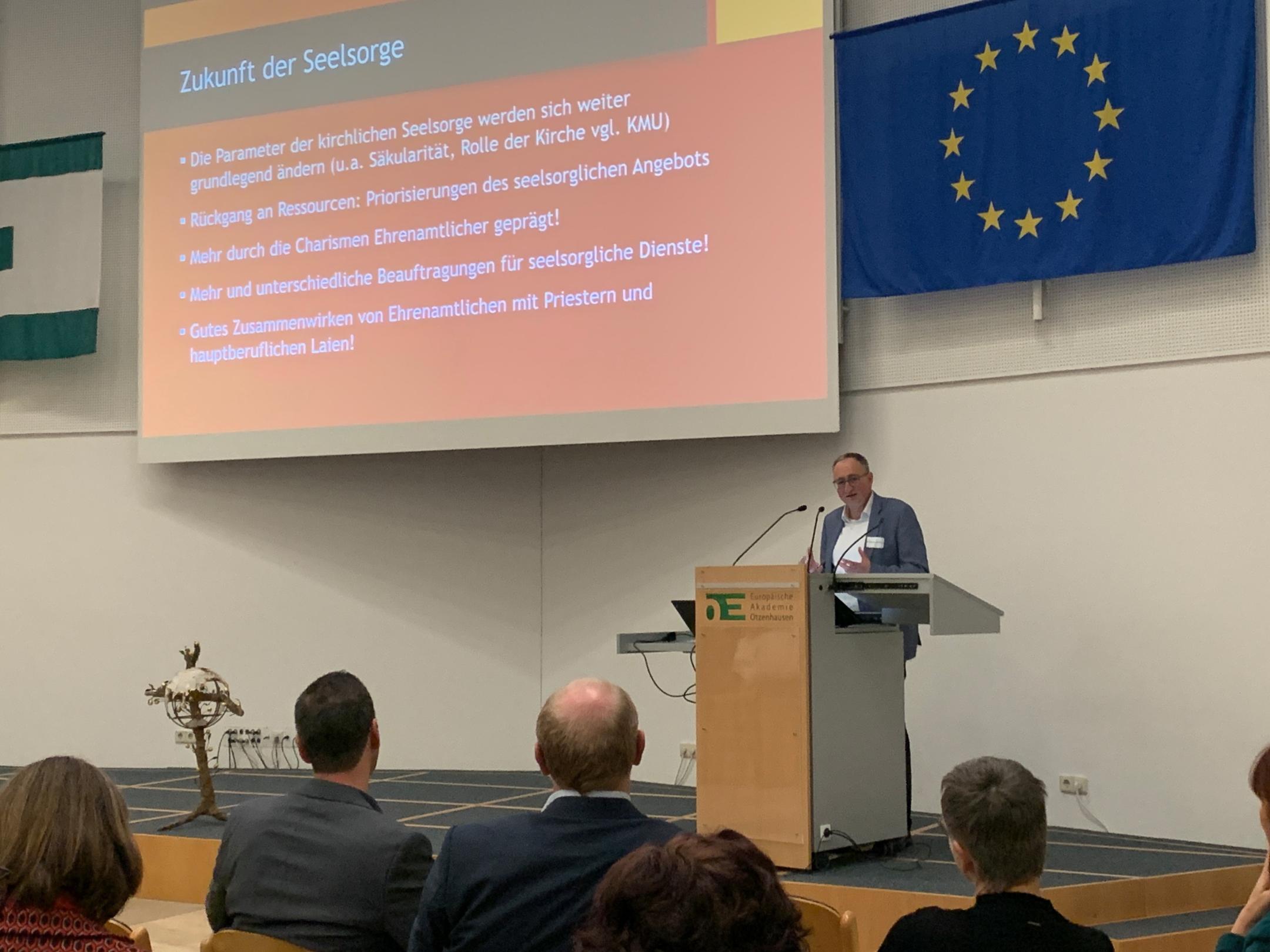 Referent Dr. Hubertus Schönemann.