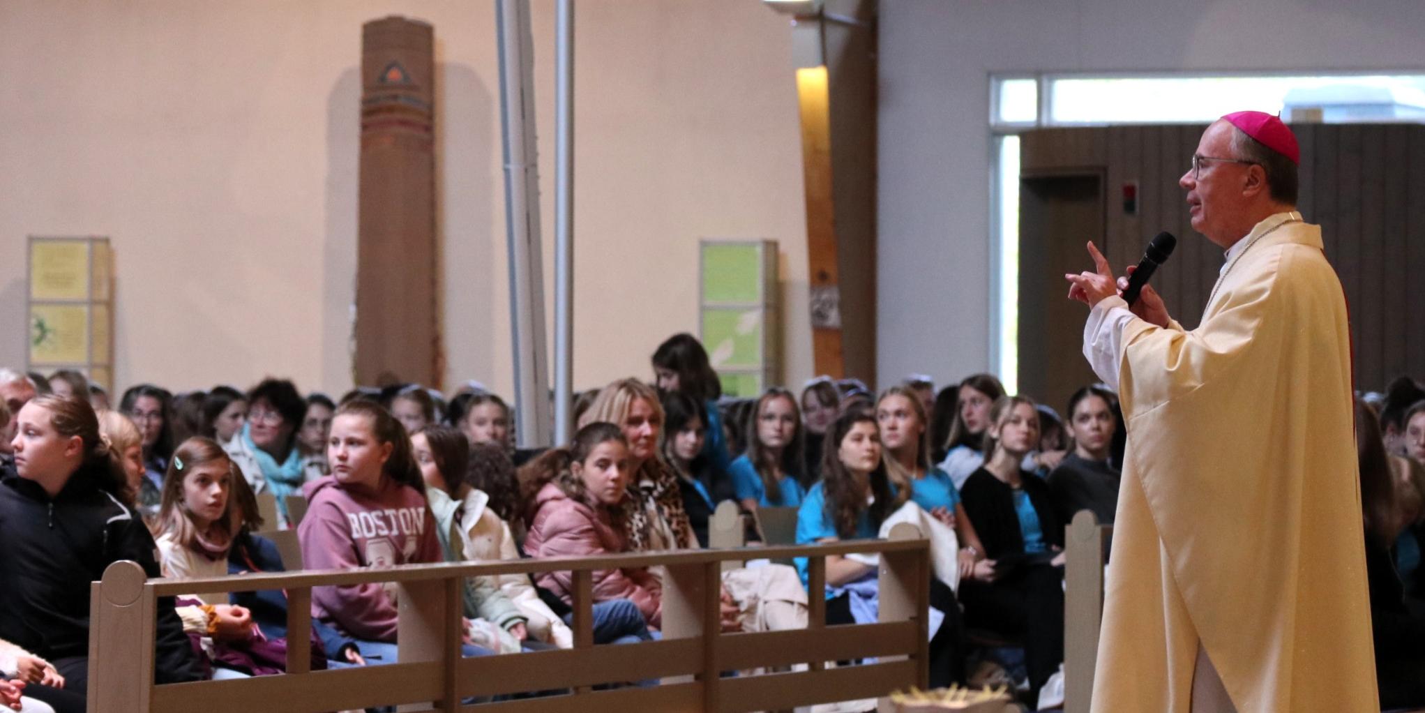 Bischof Ackermann ermutigt die Schülerinnen der Schönstätter Marienschule in Vallendar, auf ihre innere Stimme zu hören