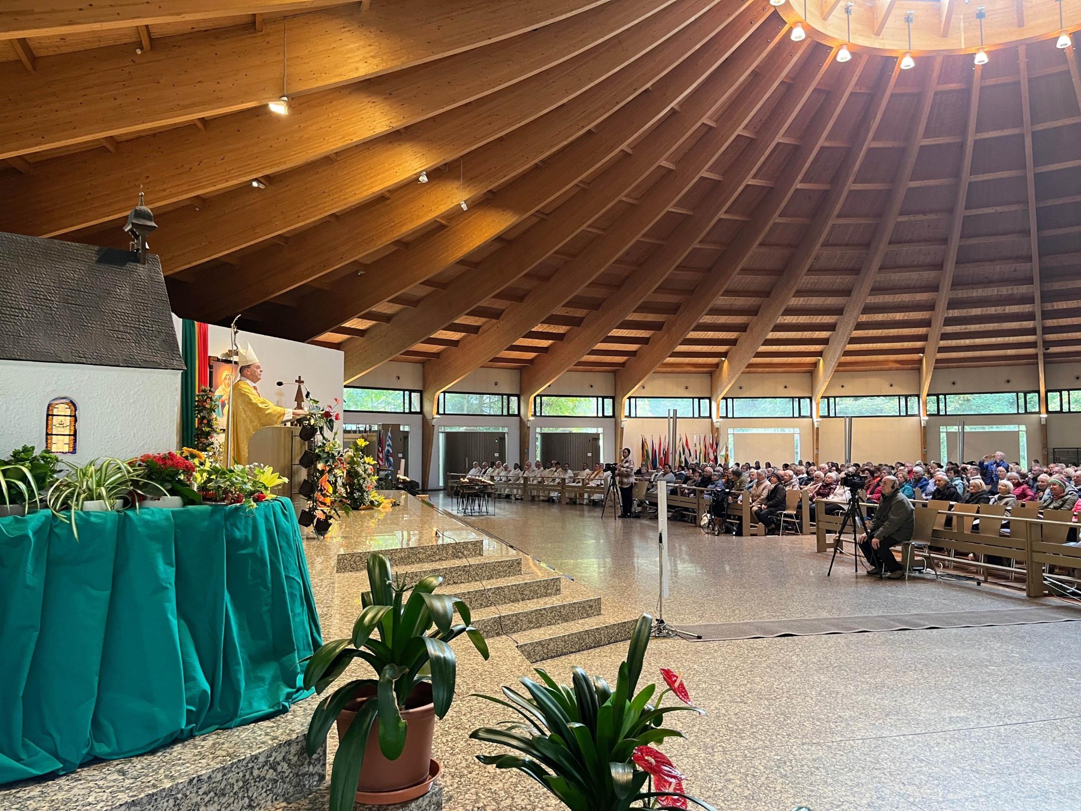 Weihbischof Brahm begrüßte die Gläubigen beim Festgottesdienst