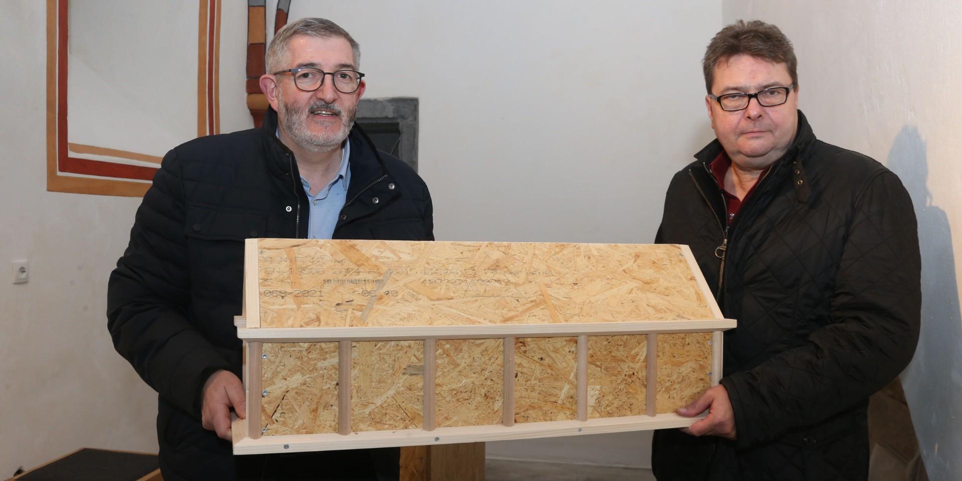 Frank Mertes (links) und Jürgen Schneider mit einem Holzmodell des Schreins für die Reliquien des heiligen Matthias.