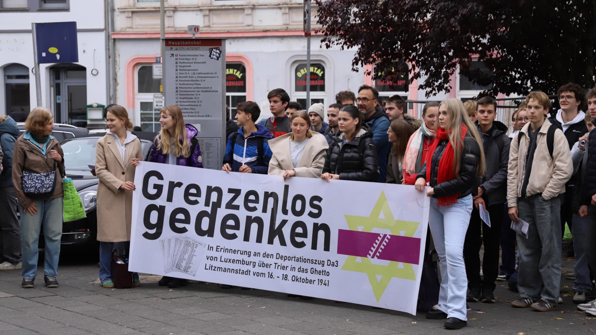 Schüler erinnern mit einem Banner an die von den Nazis deportierten Menschen aus der Region