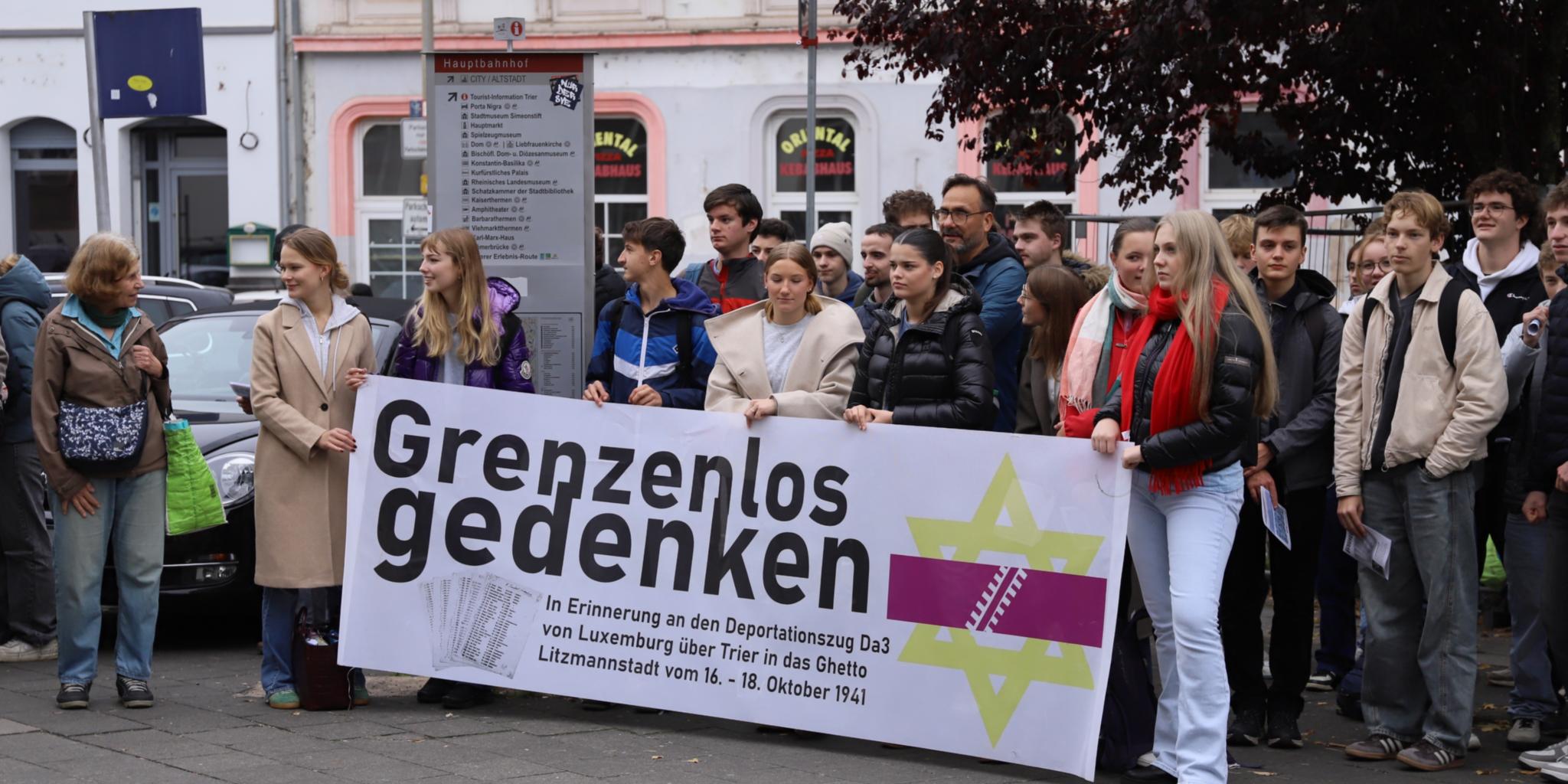 Schüler erinnern mit einem Banner an die von den Nazis deportierten Menschen aus der Region