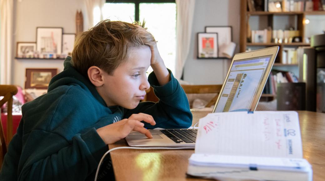 Ein Schüler arbeitet am Computer an seinen Hausaufgaben.