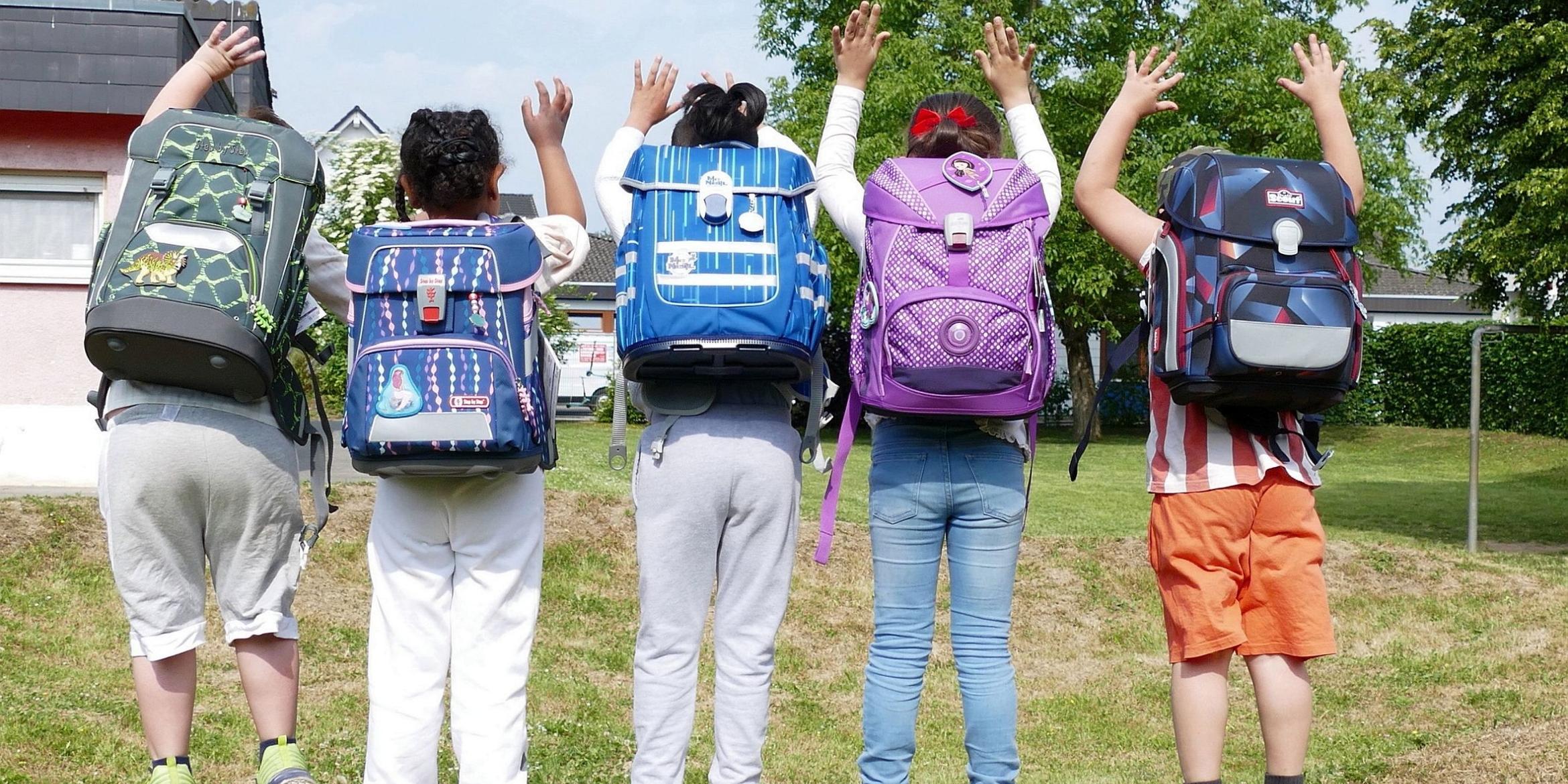 Mit einem Jubelsprung präsentierten die künftigen Schulkinder in der Caritas-Einrichtung stolz ihre neuen Schulranzen.
