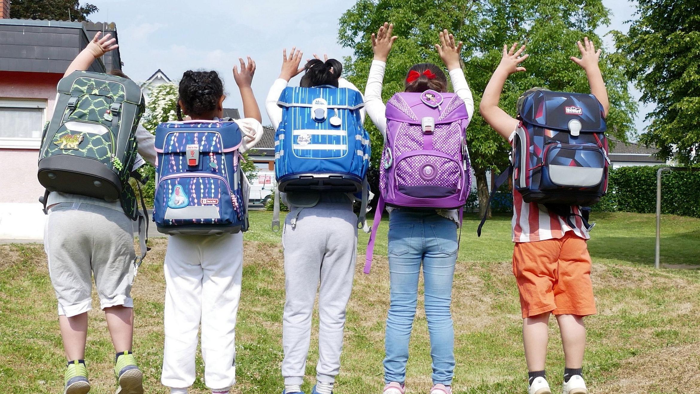 Mit einem Jubelsprung präsentierten die künftigen Schulkinder in  der Caritas-Einrichtung stolz ihre neuen Schulranzen.