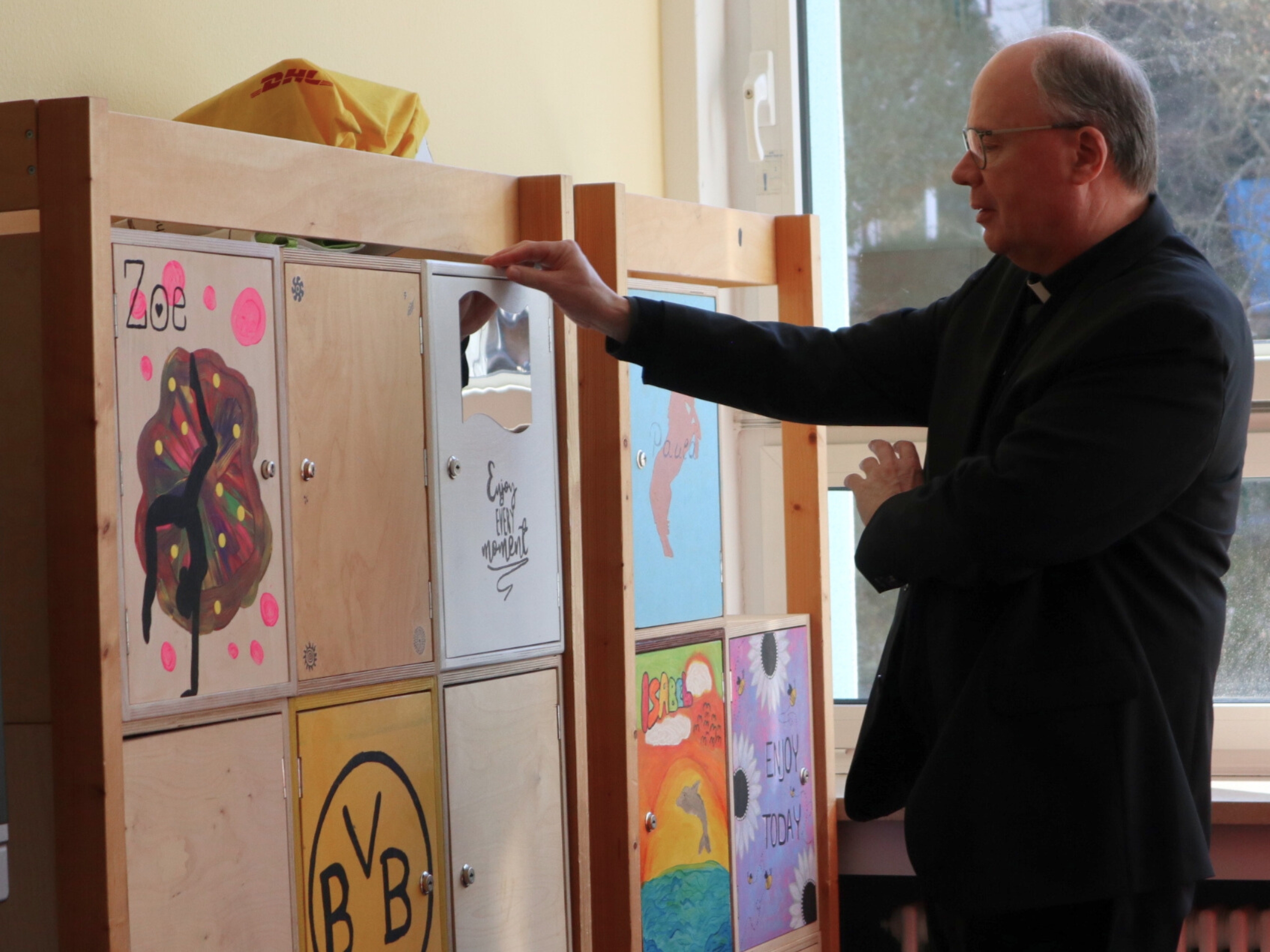 Die Schüler*innen haben die Möglichkeit, einen Spind für ihre persönlichen Materialien zu erwerben, den sie nach ihren Vorstellungen gestalten können. Die Holzelemente werden in einer Werkstatt von beeinträchtigen Menschen gefertigt.