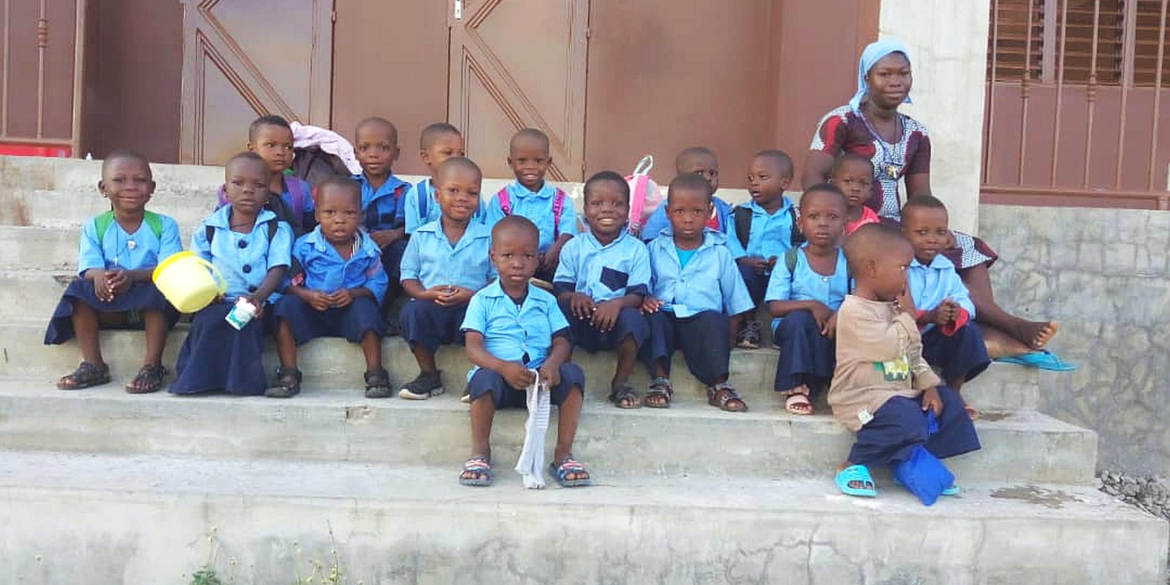 Gruppenbild von Schülern vor dem Schulzentrum