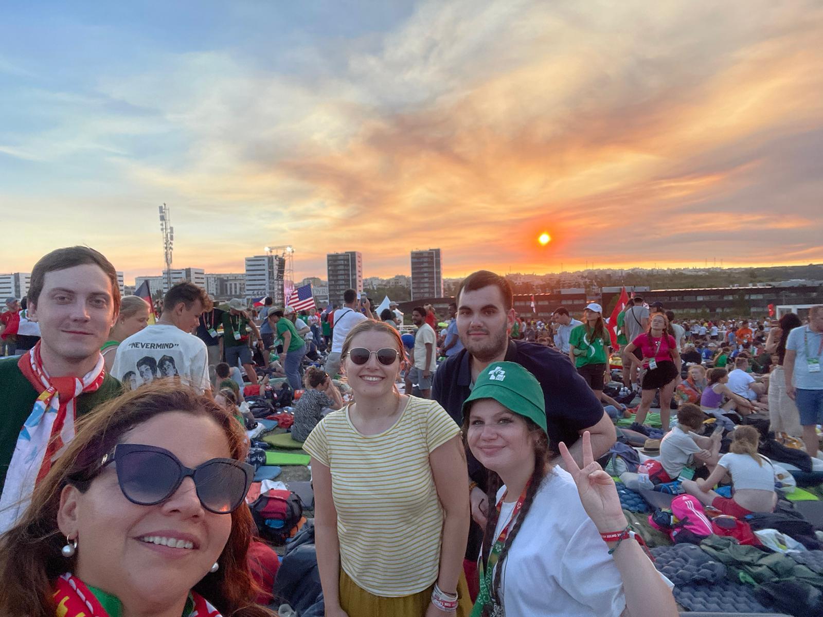 Sebastian Müller (links) mit einer Gruppe bei der Vigil