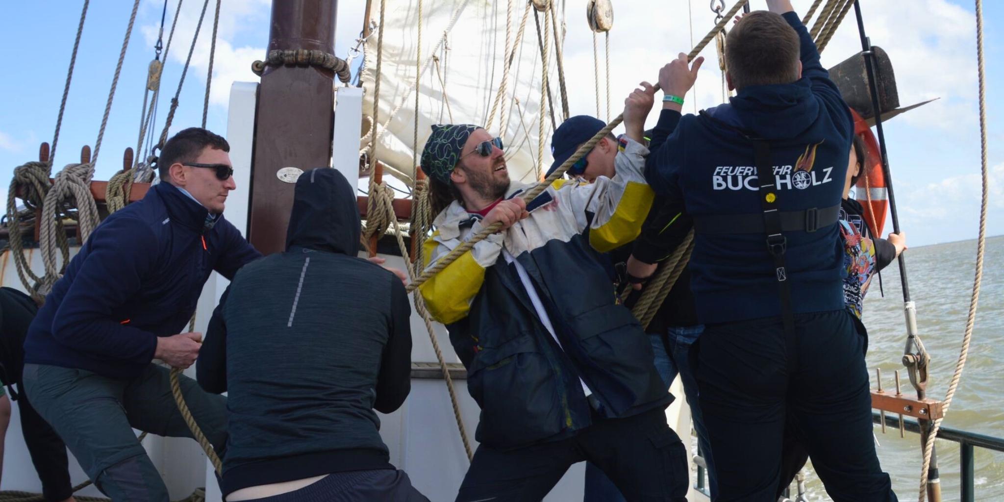 Jugendliche auf einem Segelschiff
