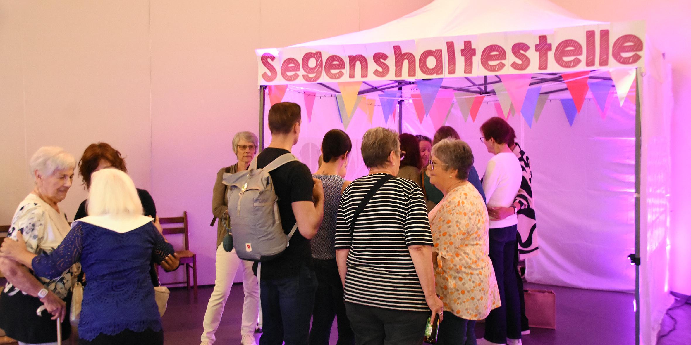 Ganz unterschiedlich waren die Anliegen der Menschen, die sich an den beiden Segenshaltestellen anstellten.