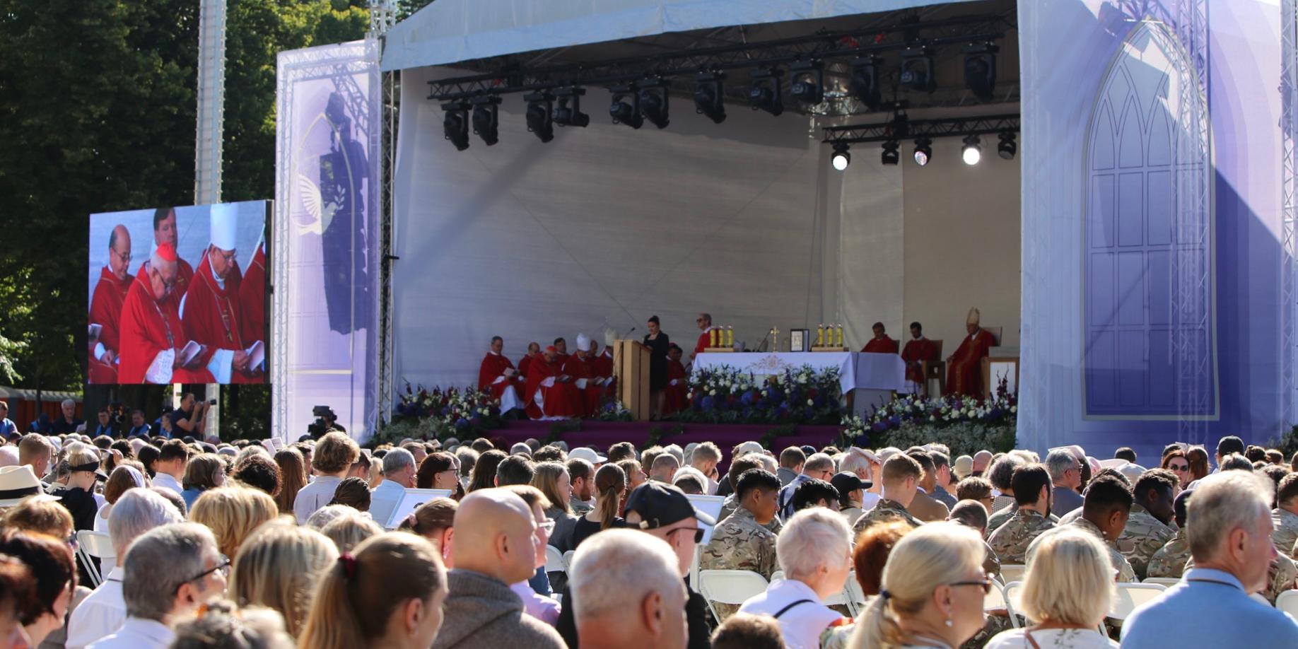 Zahlreiche Menschen kamen zum Seligsprechungsgottesdienst