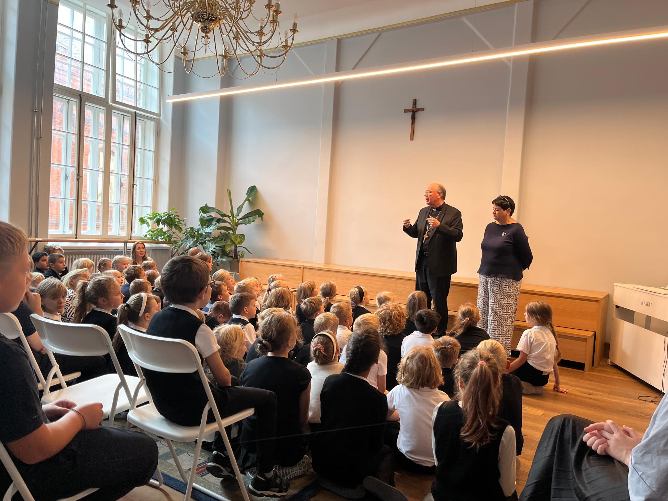 In der St. Michaels School nahm die Delegation am Morgengebet teil.