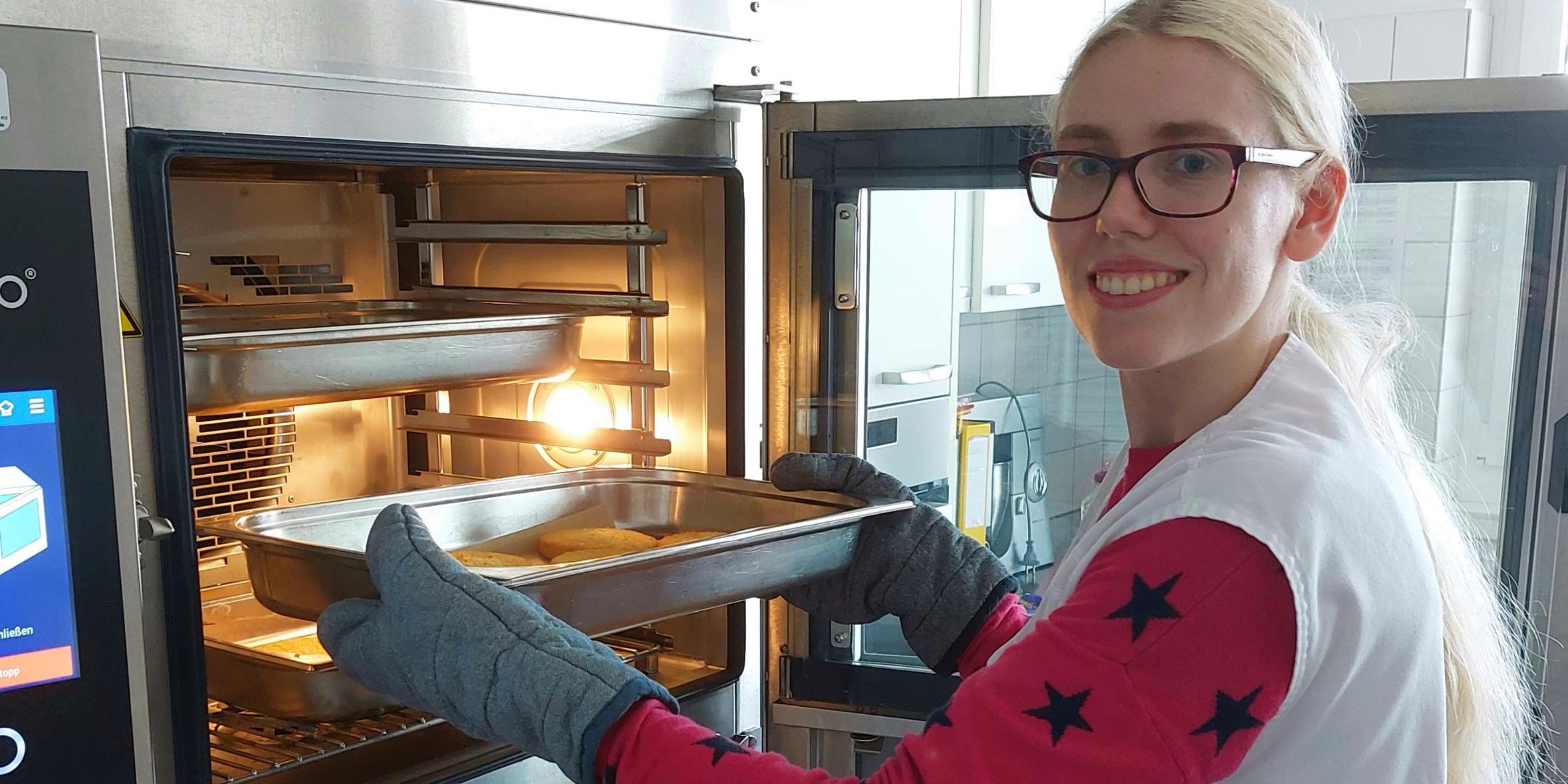 Frau an einem Backofen