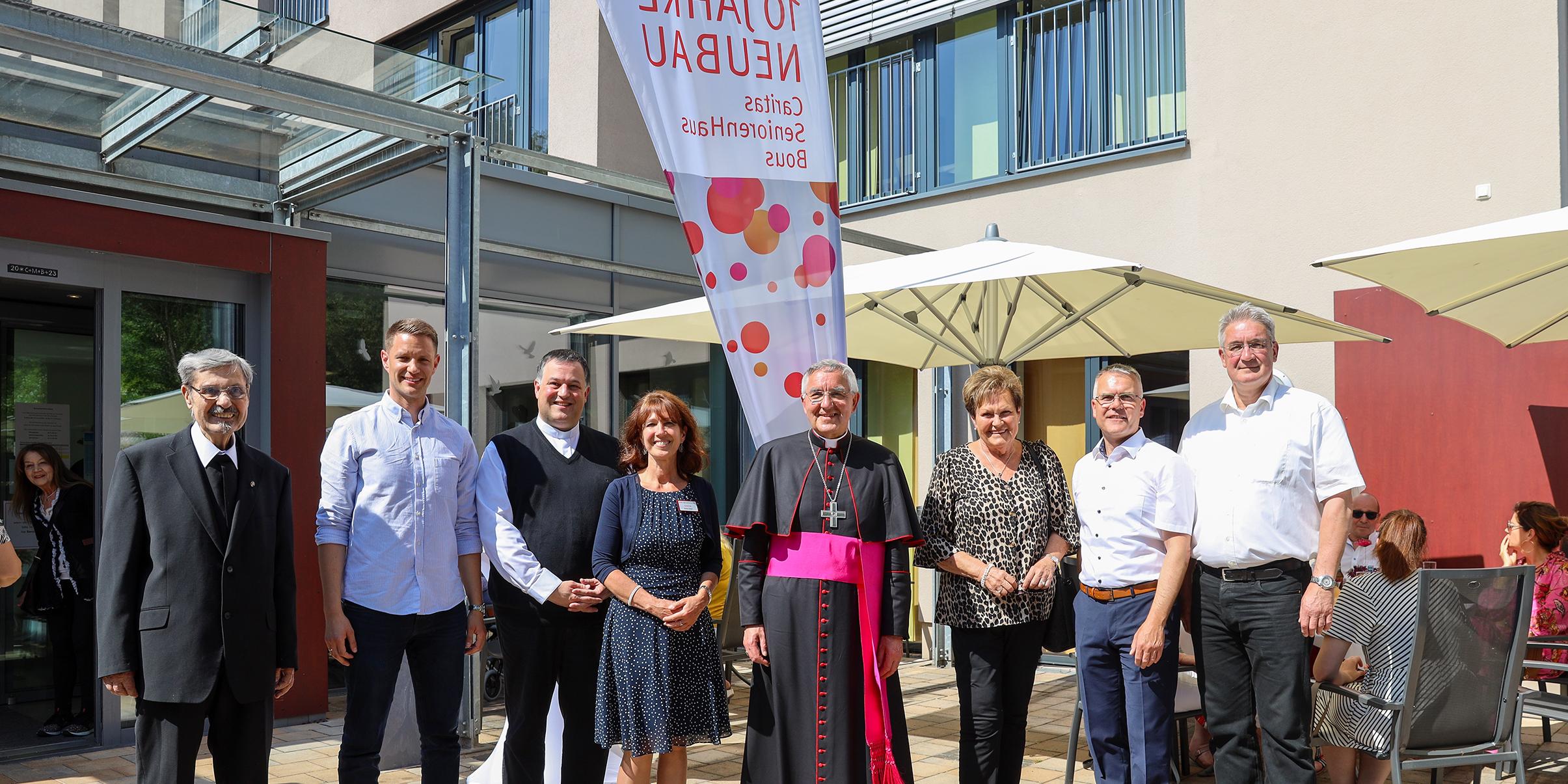 Pater Eberhard Neugebauer, Patrick Waldraff (Abgeordneter im saarländischen Landtag), Pastor Christian Müller, Hausleiterin Andrea Magin, Weihbischof Franz Josef Gebert, Monika Bachmann (Vorsitzende der Gesellschafterversammlung der cts), Michael Groß und Stefan Louis (v. links) freuen sich über zehn Jahre SeniorenHaus Bous.