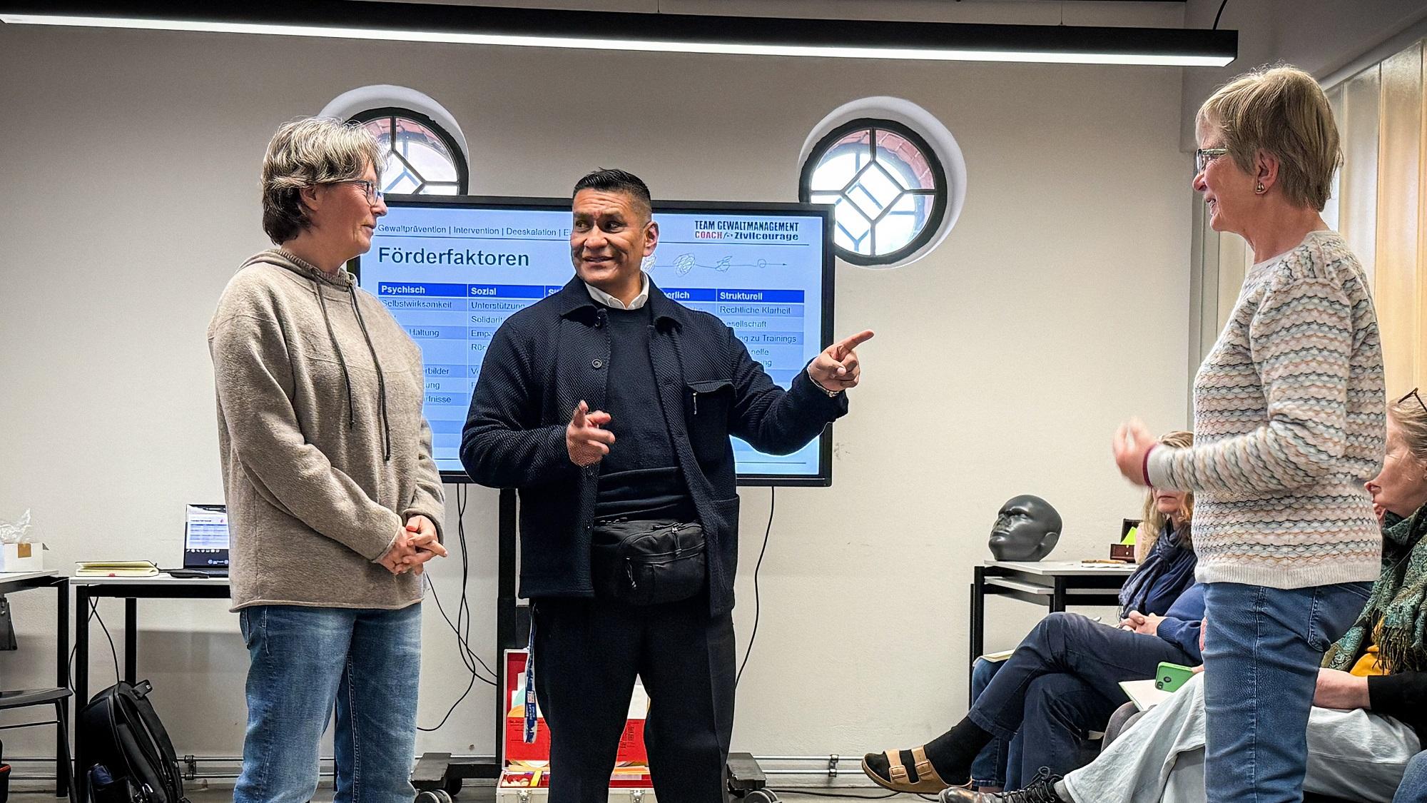 Trainer  Chaska Stern (Mitte) mit Teilnehmenden beim Kurs für  Zivilcourage in Berlin.