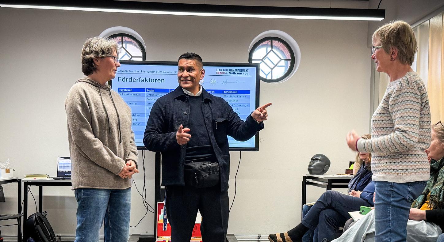 Trainer  Chaska Stern (Mitte) mit Teilnehmenden beim Kurs für  Zivilcourage in Berlin.