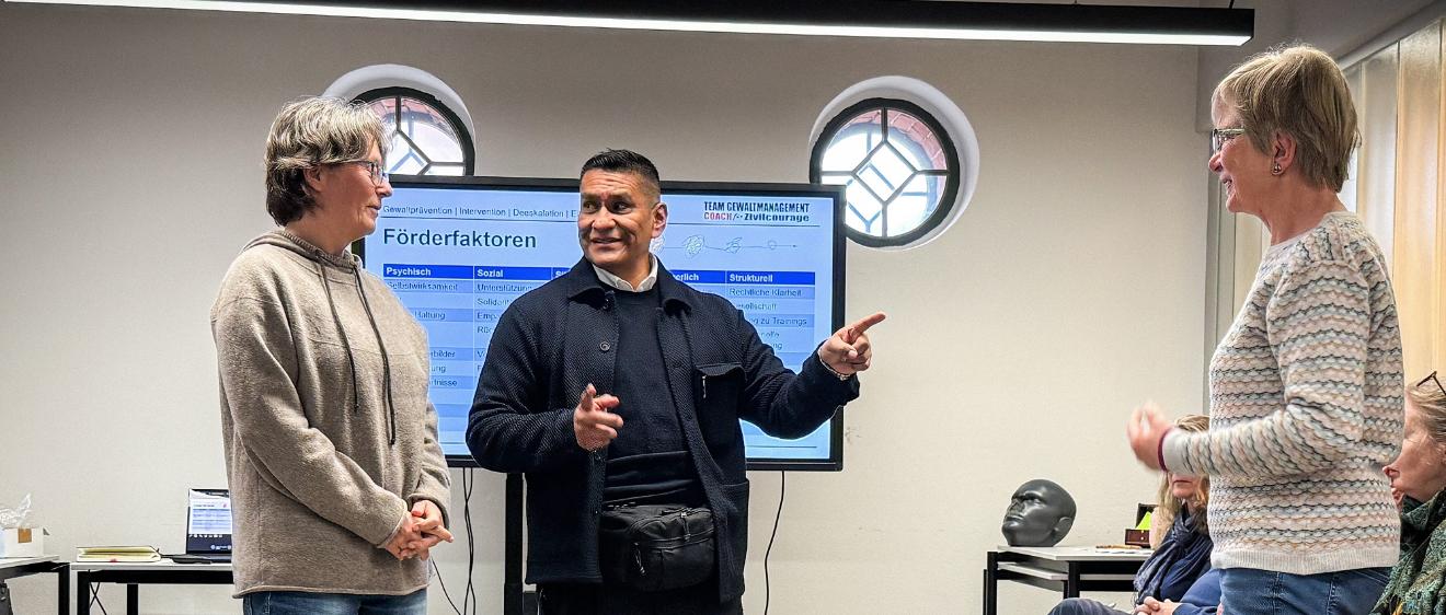 Trainer  Chaska Stern (Mitte) mit Teilnehmenden beim Kurs für  Zivilcourage in Berlin.
