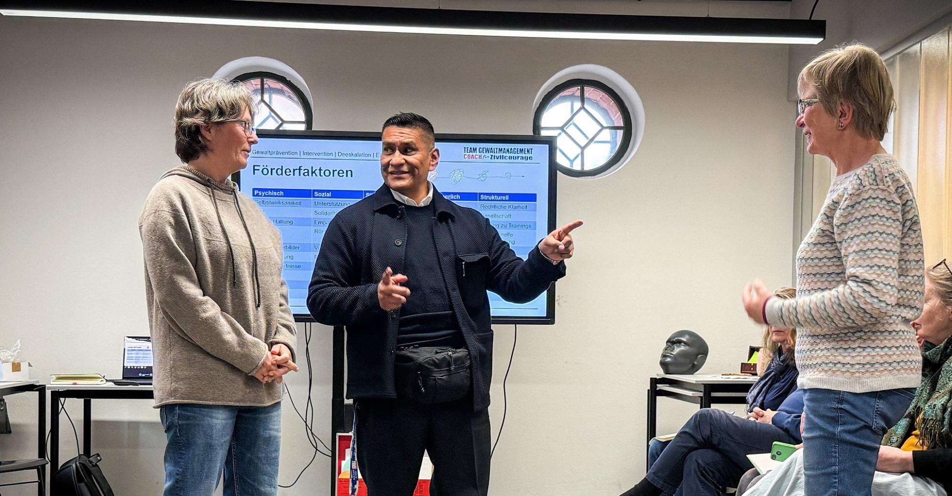 Trainer  Chaska Stern (Mitte) mit Teilnehmenden beim Kurs für  Zivilcourage in Berlin.