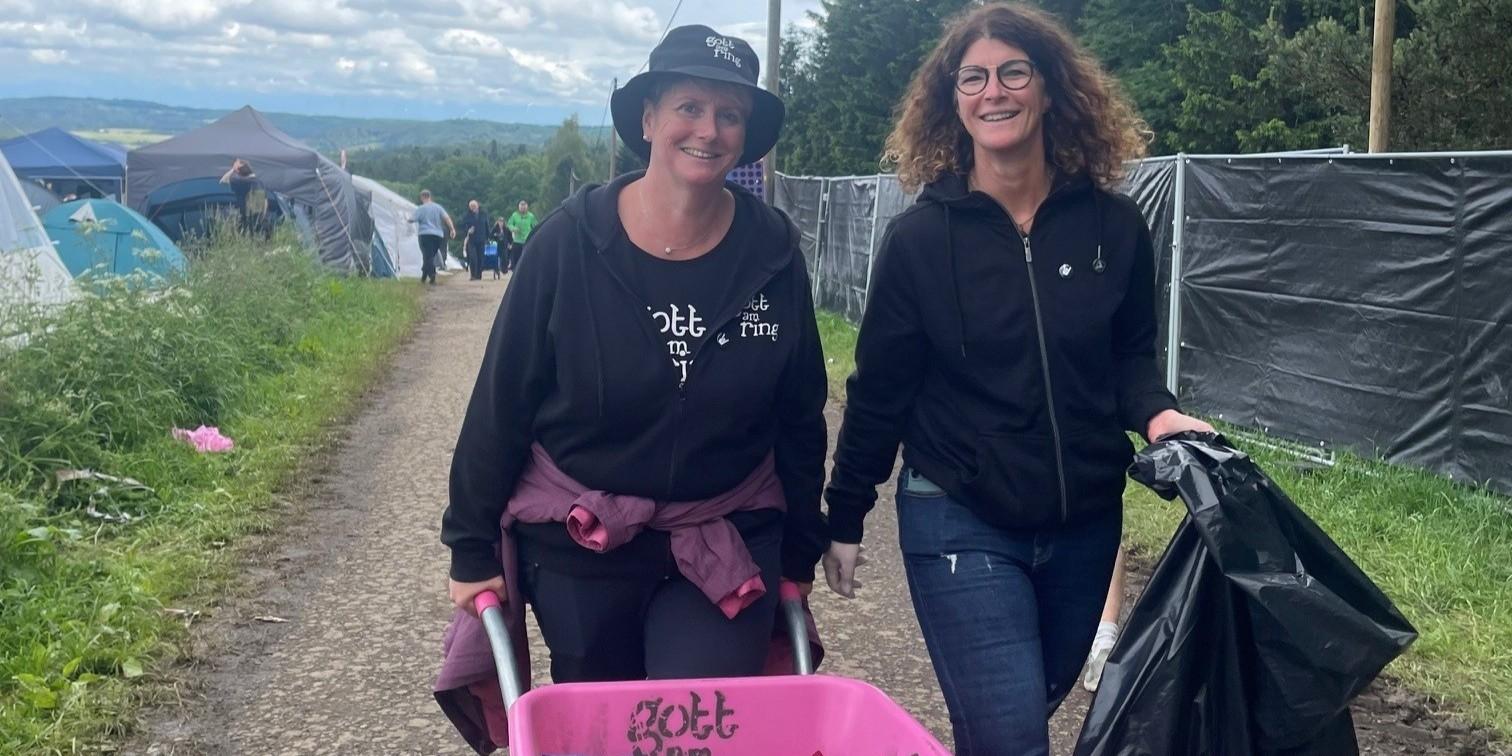 Silke Schmitz (links) und Melanie Becker sammeln Lebensmittel für den guten Zweck auf den Zeltplätzen von 'Rock am Ring'.