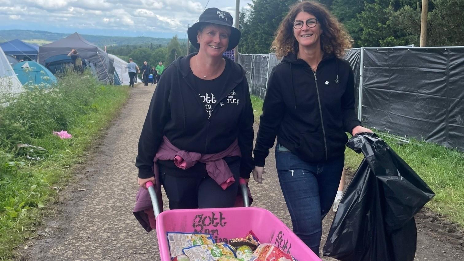 Silke Schmitz (links) und Melanie Becker sammeln Lebensmittel für den guten Zweck auf den Zeltplätzen von 'Rock am Ring'.
