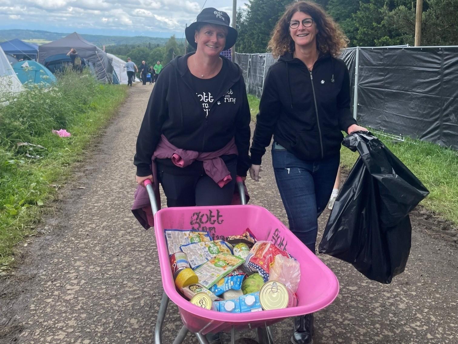Silke Schmitz (links) und Melanie Becker sammeln Lebensmittel für den guten Zweck auf den Zeltplätzen von 'Rock am Ring'.