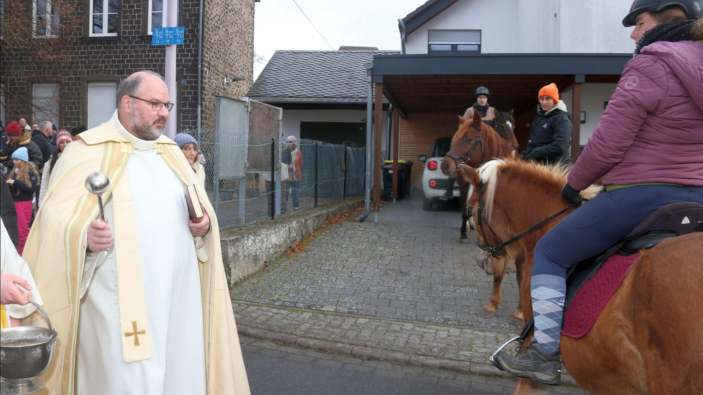 Dekan Jörg Schuh segnete bei der mehr als 700 Jahre alten Tradition des Hausener Silvesterritts die teilnehmenden Menschen und Pferde.