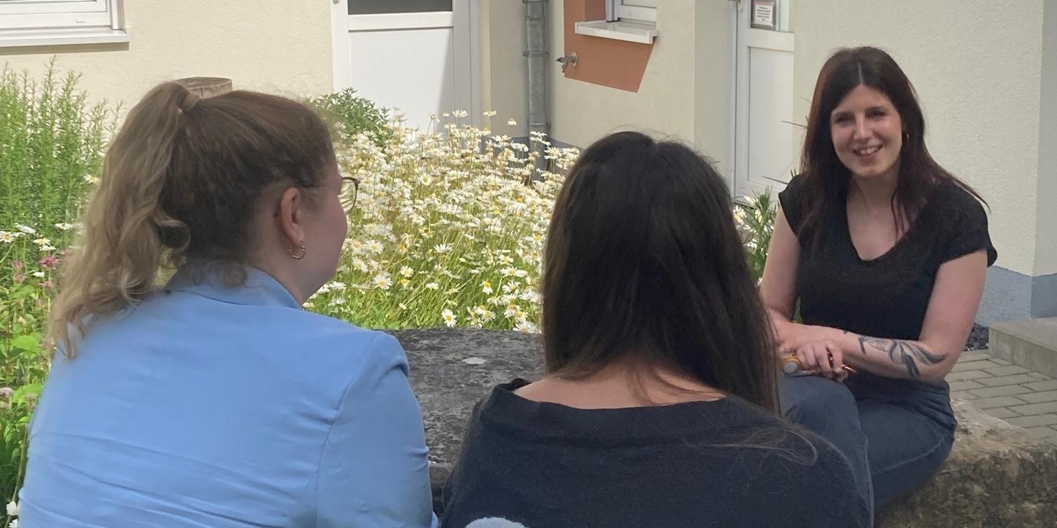 starb am 21. August 1991. Sarah Scherf (rechts), Bereichsleiterin im Haus Maria Goretti, im Gespräch mit Frauen über Planungen und Aufgaben für den Tag.