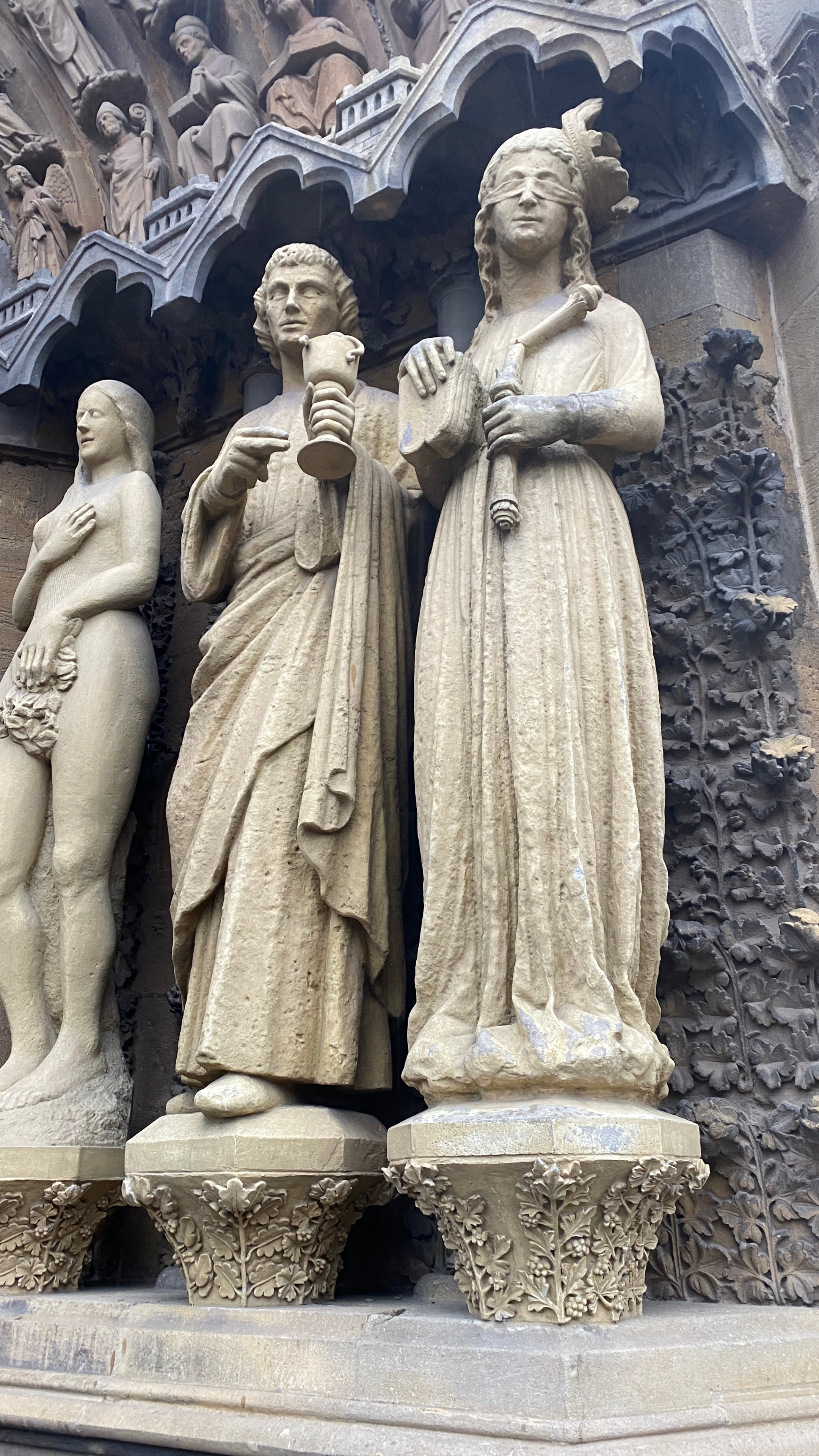 Die „Synagoge” - eine Skultpur am Westportal der Pfarrkirche Liebfrauen in trier