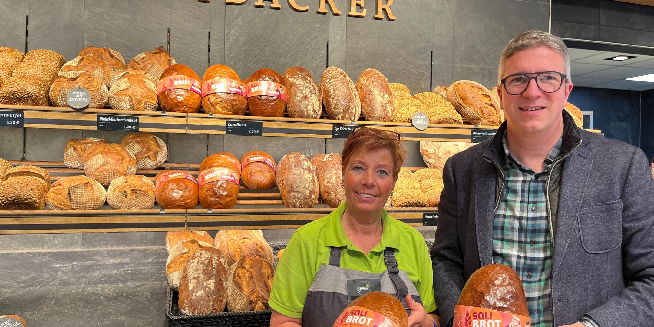Britta Engel und Wolfgang Geisen mit dem Soli-Brot