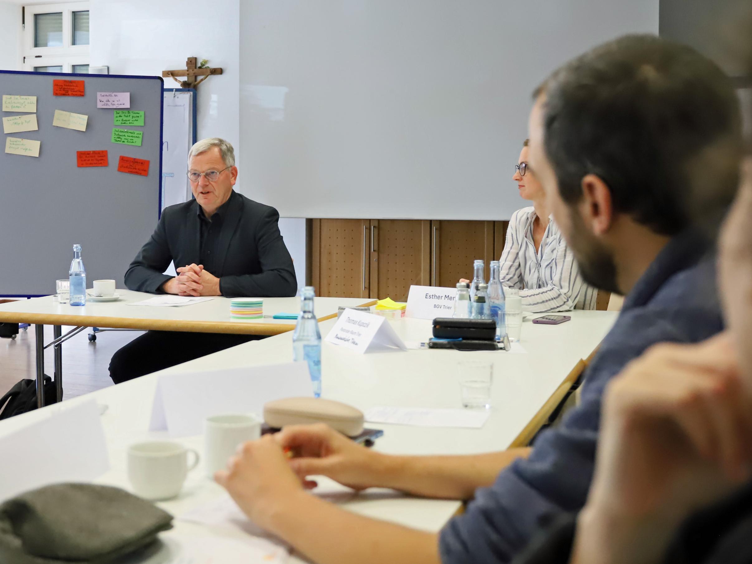 Beim Auftakt betonte Generalvikar Ulrich von Plettenberg, wie wichtig gerade aktuell ein Zeichen gegen Hetze und Spaltung sei.