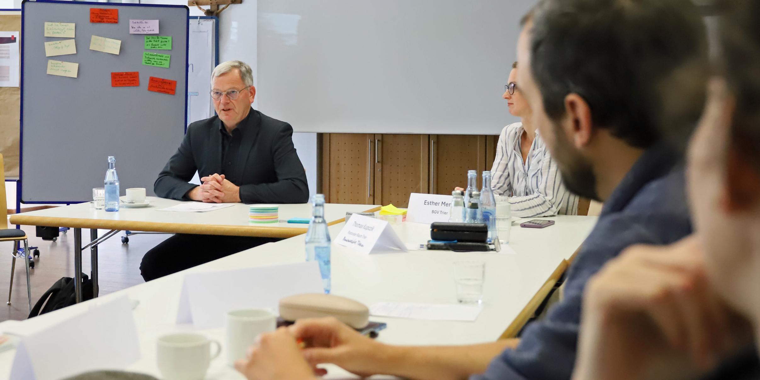 Beim Auftakt betonte Generalvikar Ulrich von Plettenberg, wie wichtig gerade aktuell ein Zeichen gegen Hetze und Spaltung sei.