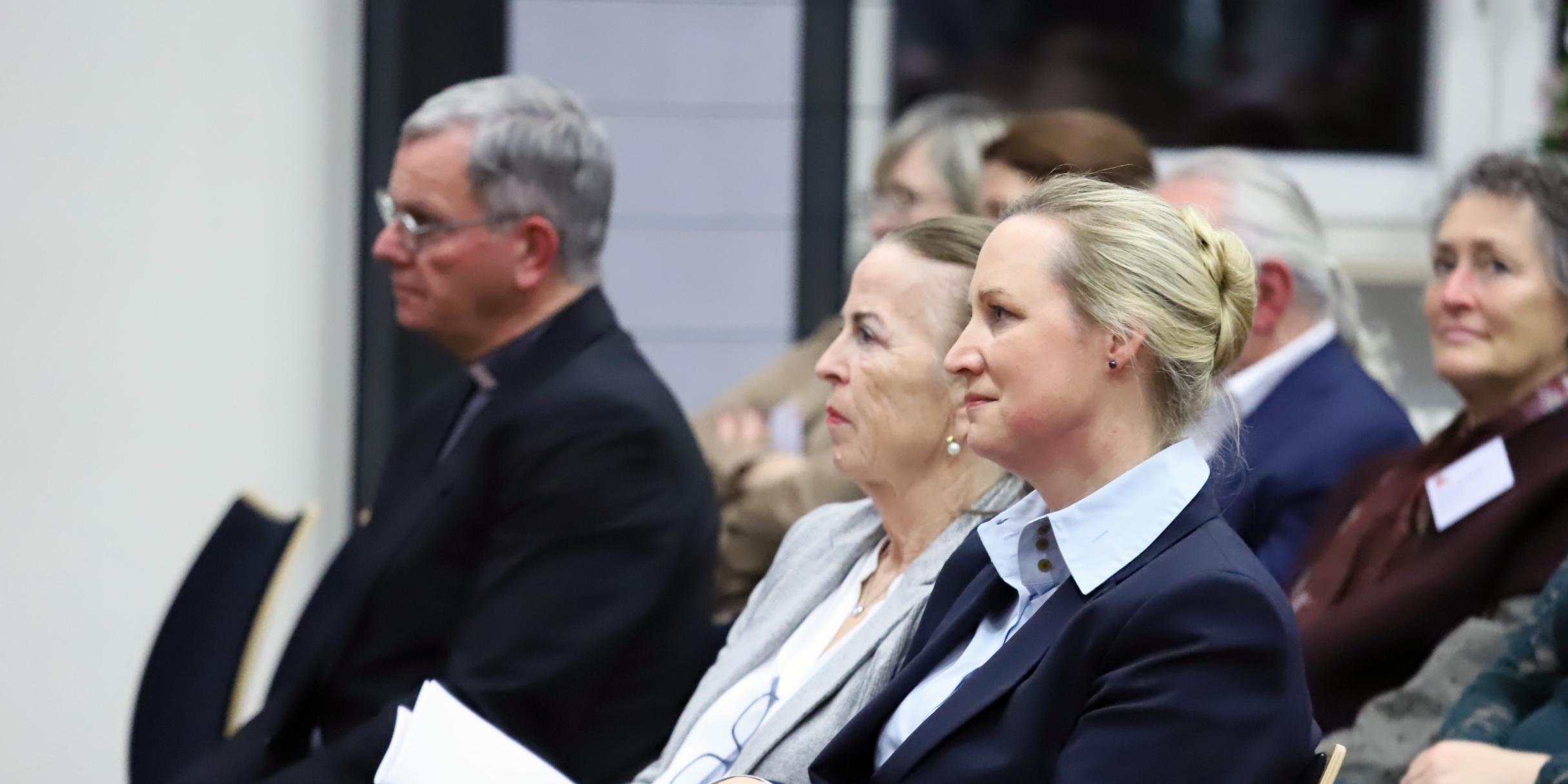 Landesministerin Dörte Schall, Bürgermeisterin Elvira Garbes und Generalvikar Ulrich von Plettenberg.