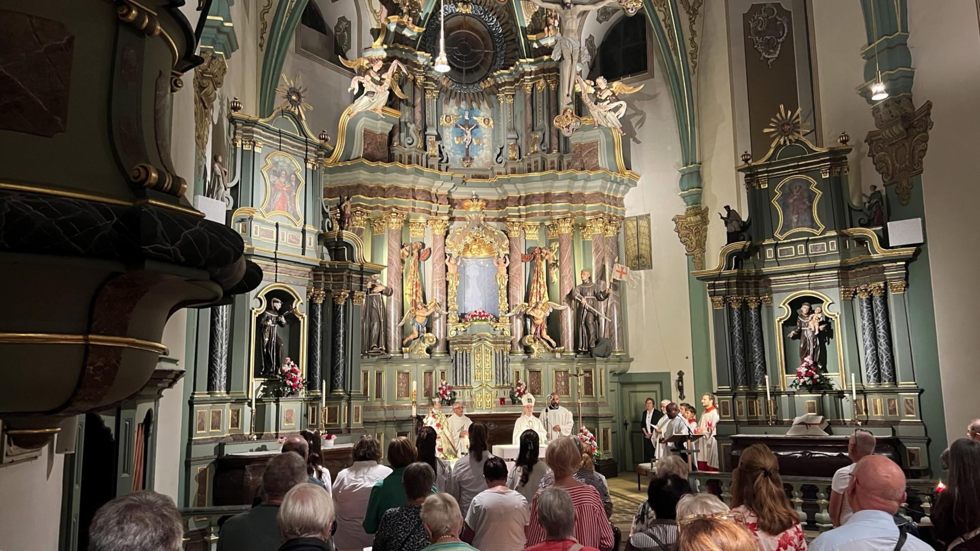 Gottesdienst in der vollbesetzten Kirche