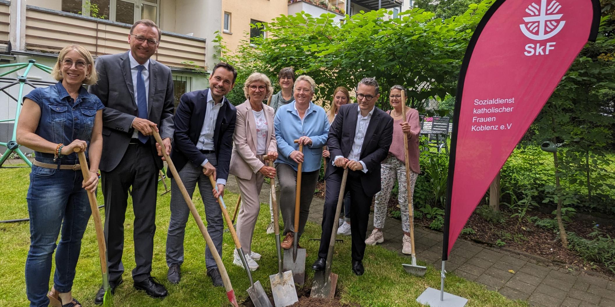 Beim symbolischen Spatenstich waren dabei: SkF-Geschäftsführerin Stefanie Coopmeiners, Bundestagsabgeordneter Josef Oster, Oberbürgermeister David Langner, SkF-Vorstandsvorsitzende Petra Assenmacher, Frauenhausleiterin Alexandra Neisius, Bürgermeisterin Ulrike Mohrs, Simone Mohr vom zuständigen Architekturbüro und Bundestagsabgeordneter Thorsten Rudolph sowie Vorstandsvorsitzende des Fördervereins Frauenhaus, Nora Salvadori.