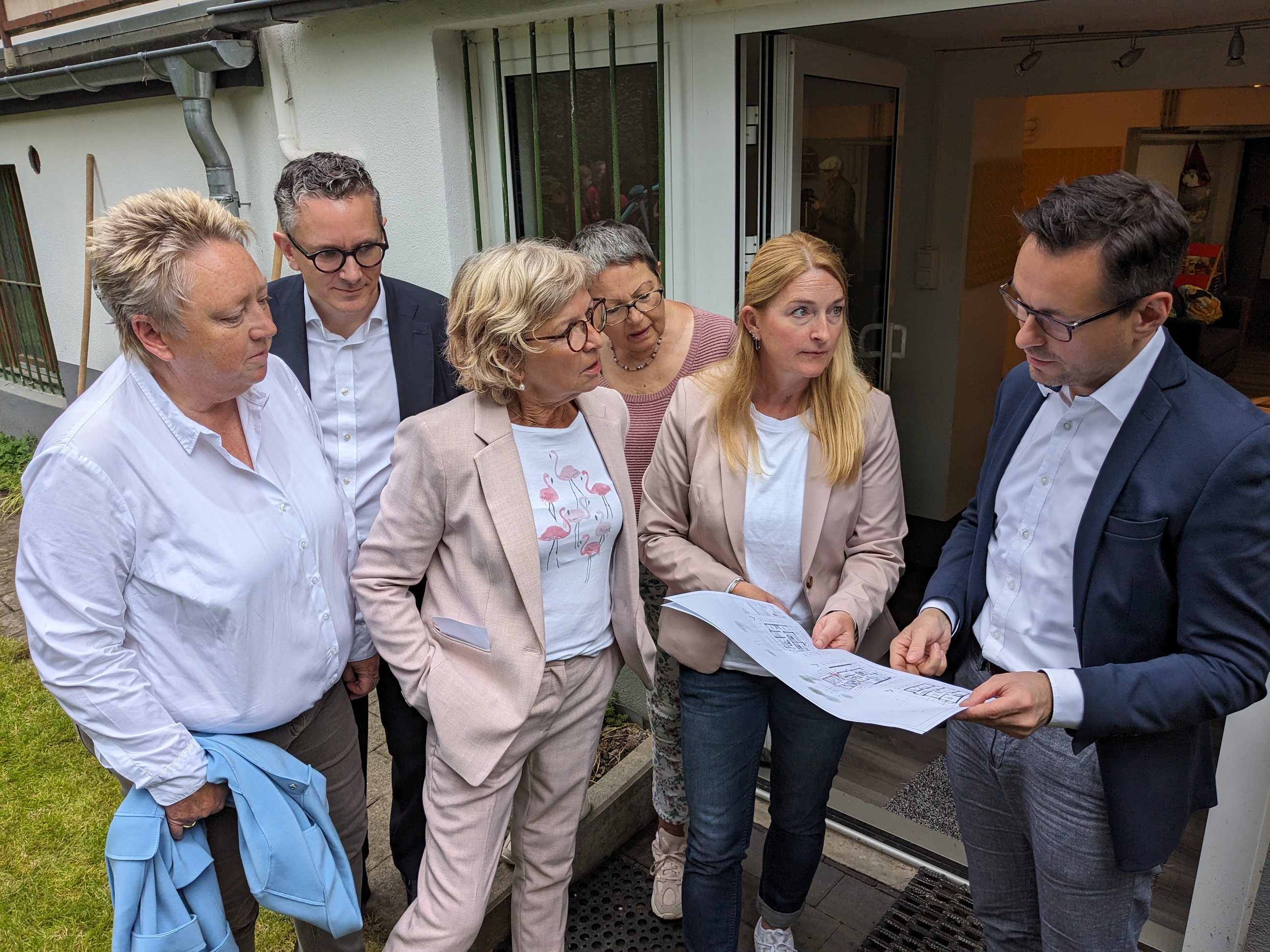 Ein gemeinsamer Blick in die Pläne zur Erweiterung des Koblenzer Frauenhauses.
