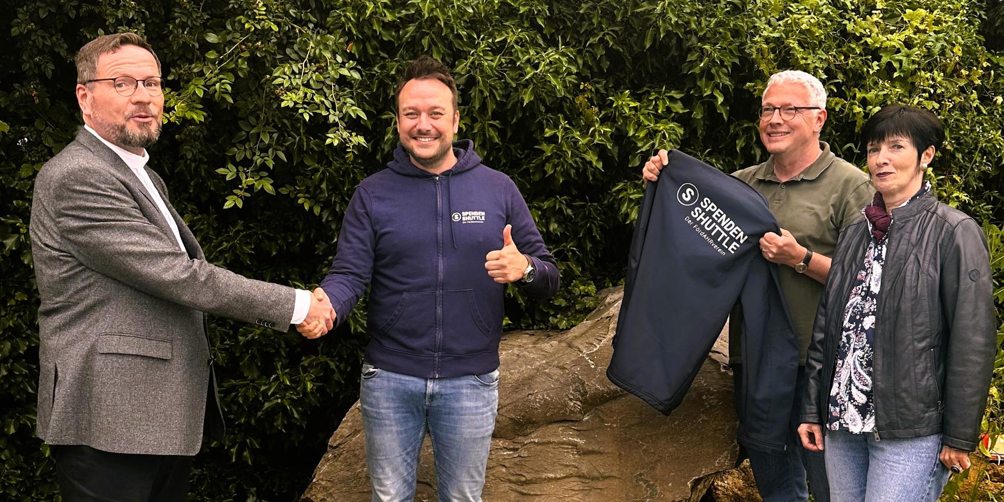 Dankbar für die Unterstützung: Dekan Peter Strauch, Thomas Pütz vom Spendenshuttle, sowie Pastoralreferent Markus Hartmann und Andrea Kien-Groß vom Leitungsteam des Pastoralen Raums Bad Neuenahr-Ahrweiler (v. links).