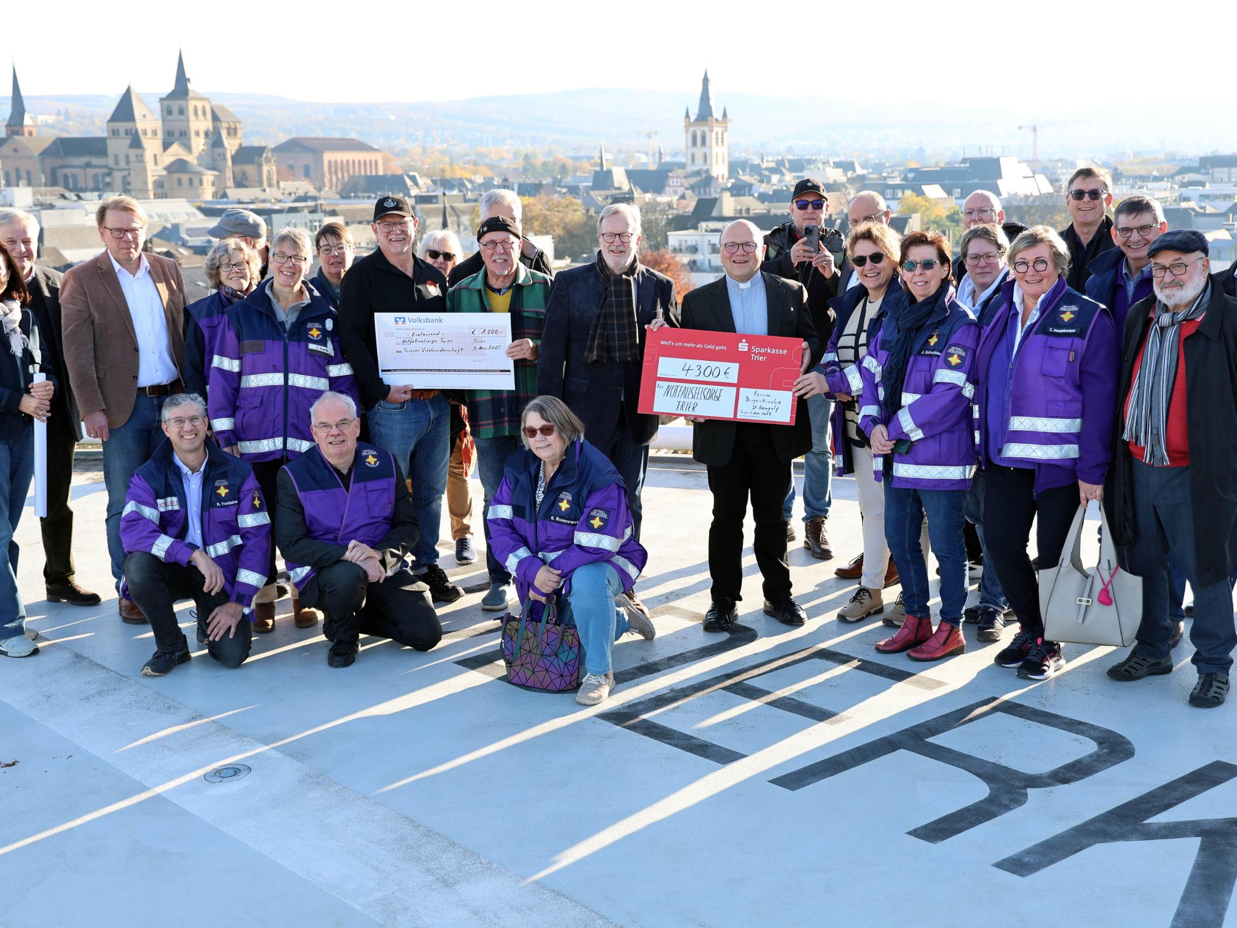 Gruppenfoto bei der Spendenübergabe auf der Hubschrauberplattform des Krankenhauses der Barmherzigen Brüder