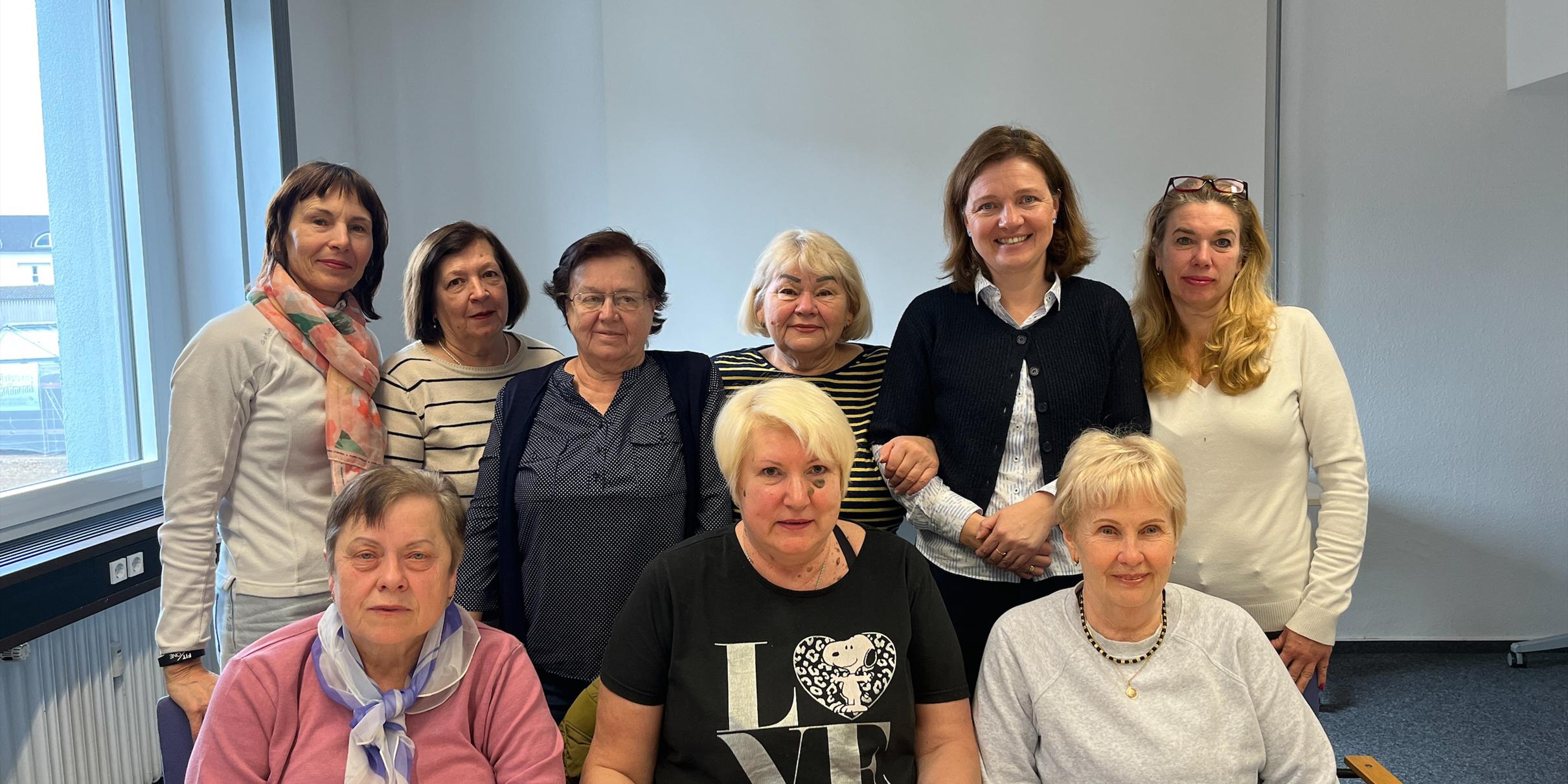 Der Kurs von Dozentin Marina Dryzlova (hinten zweite von rechts) an der Familienbildungsstätte in Saarbrücken.