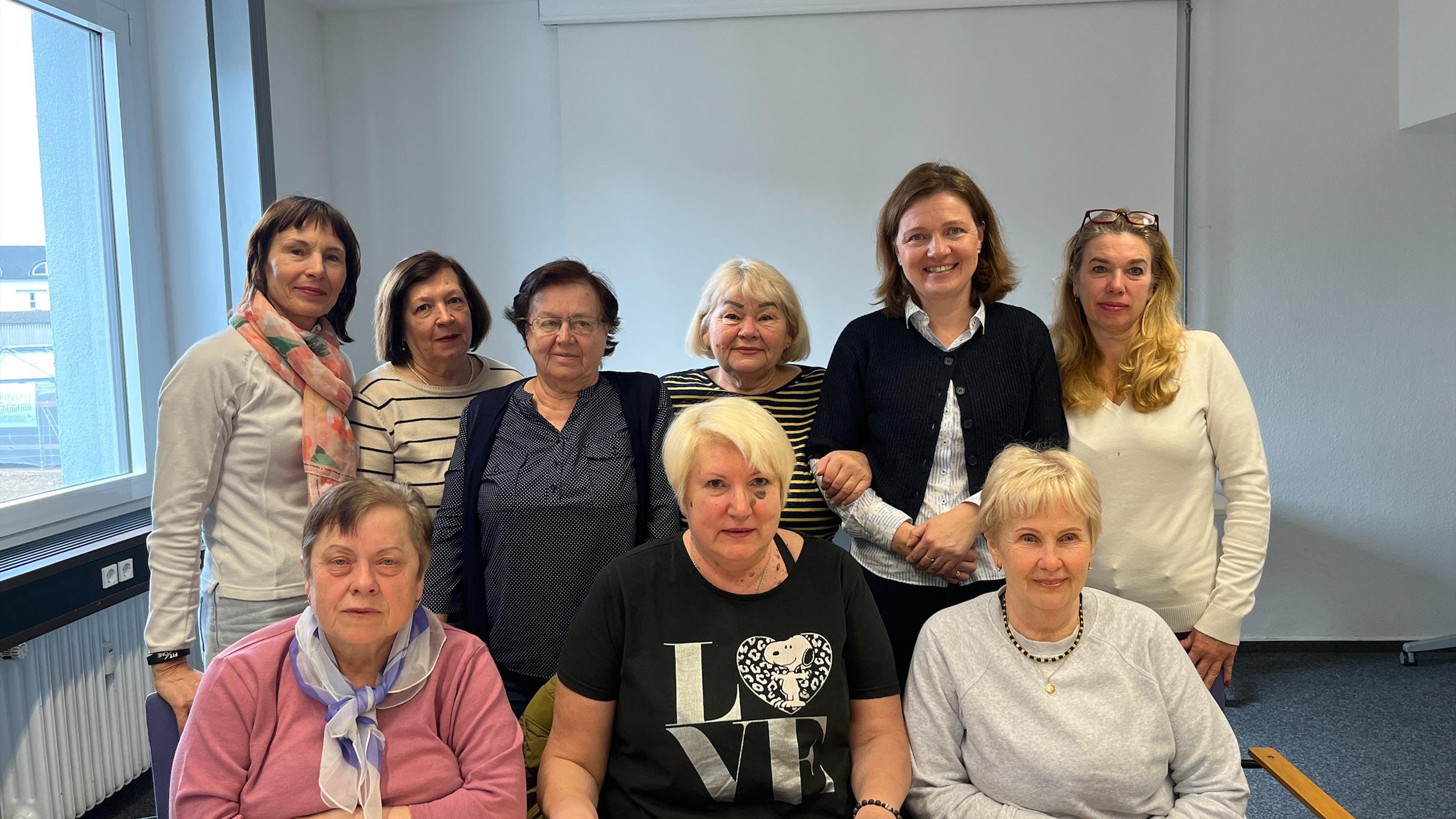 Der Kurs von Dozentin Marina Dryzlova (hinten zweite von rechts) an der Familienbildungsstätte in Saarbrücken.