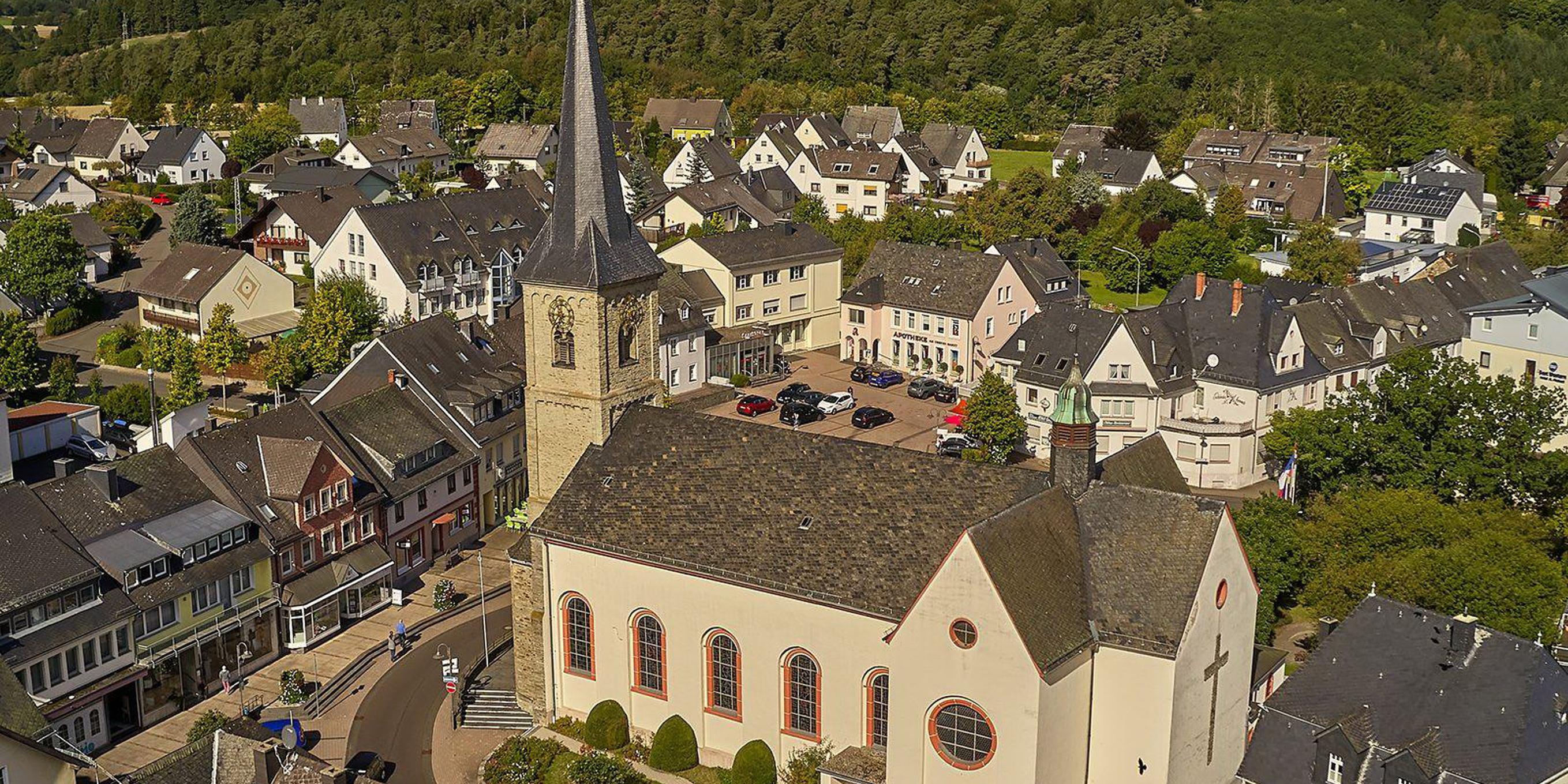 Die Kirche St. Anna in Morbach von oben