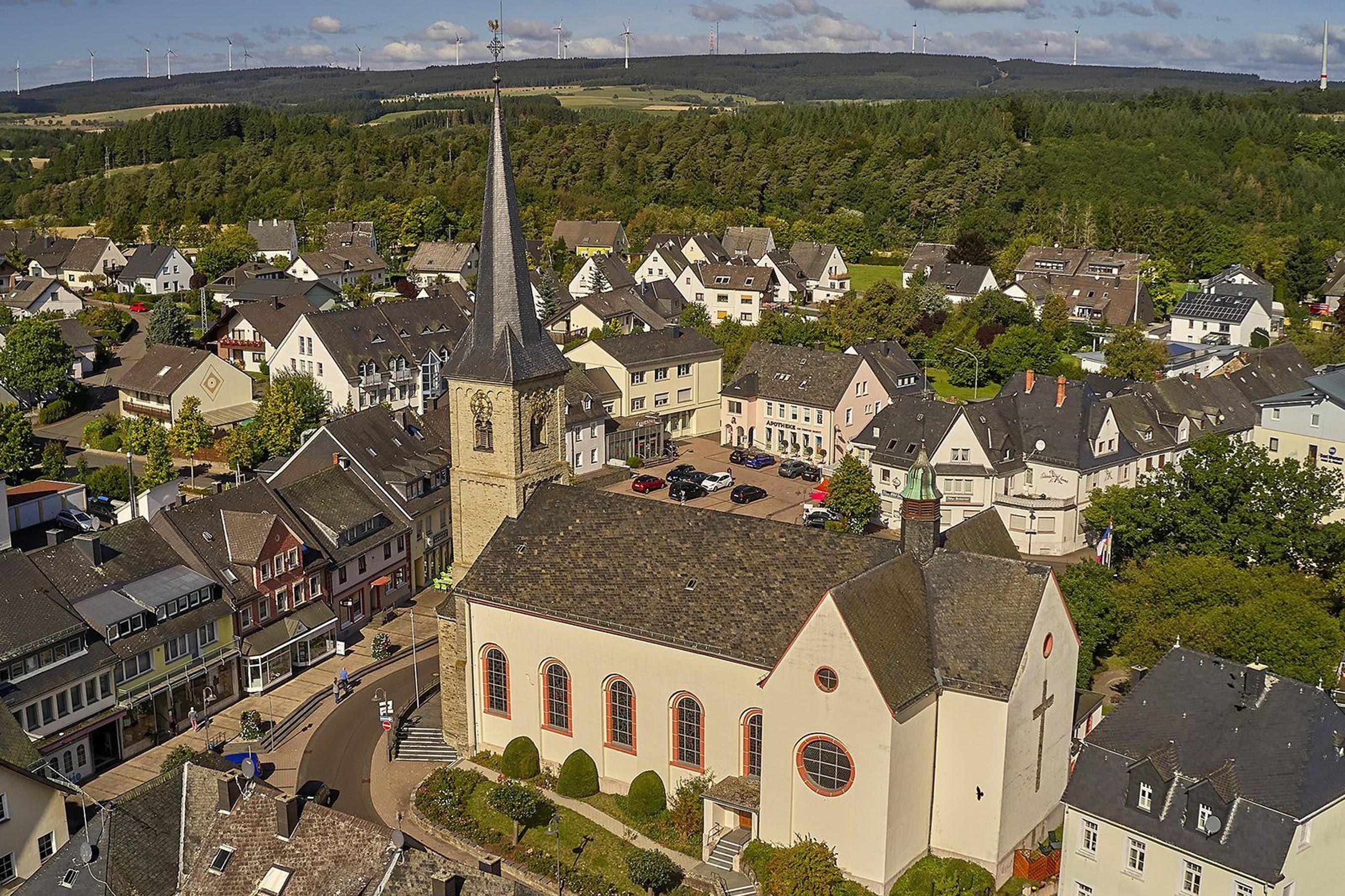 Die Kirche St. Anna in Morbach von oben