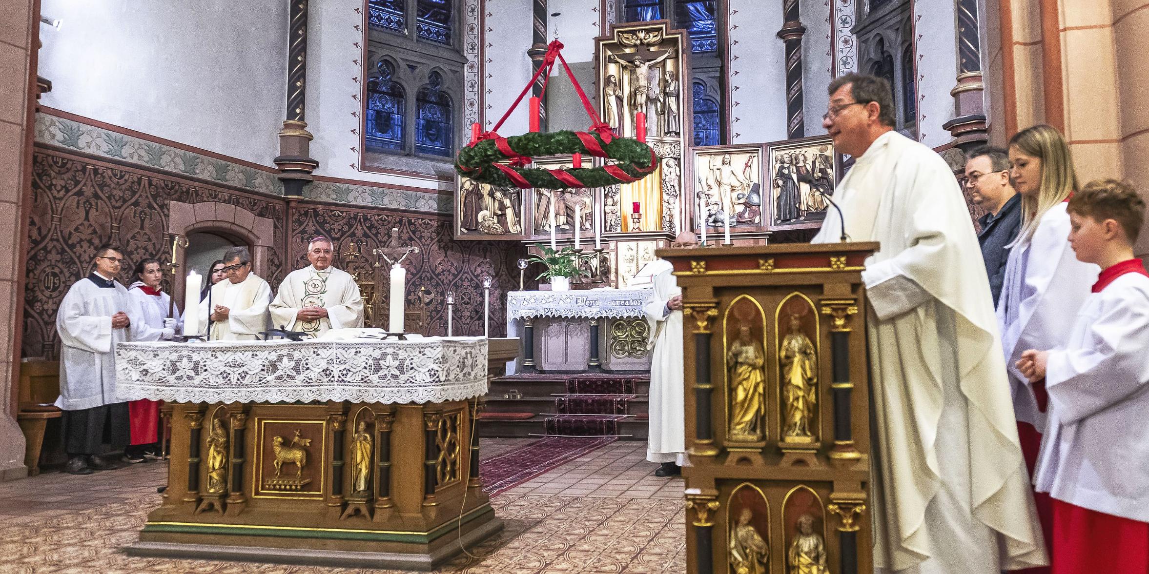 Ortspfarrer Peter Leick bei seiner Ansprache in der Differter Kirche St. Gangolf. Zum Pontifikalamt anlässlich des Jubiläums war Weihbischof Franz Josef Gebert (hinter dem Altar in der Mitte) aus Trier gekommen.