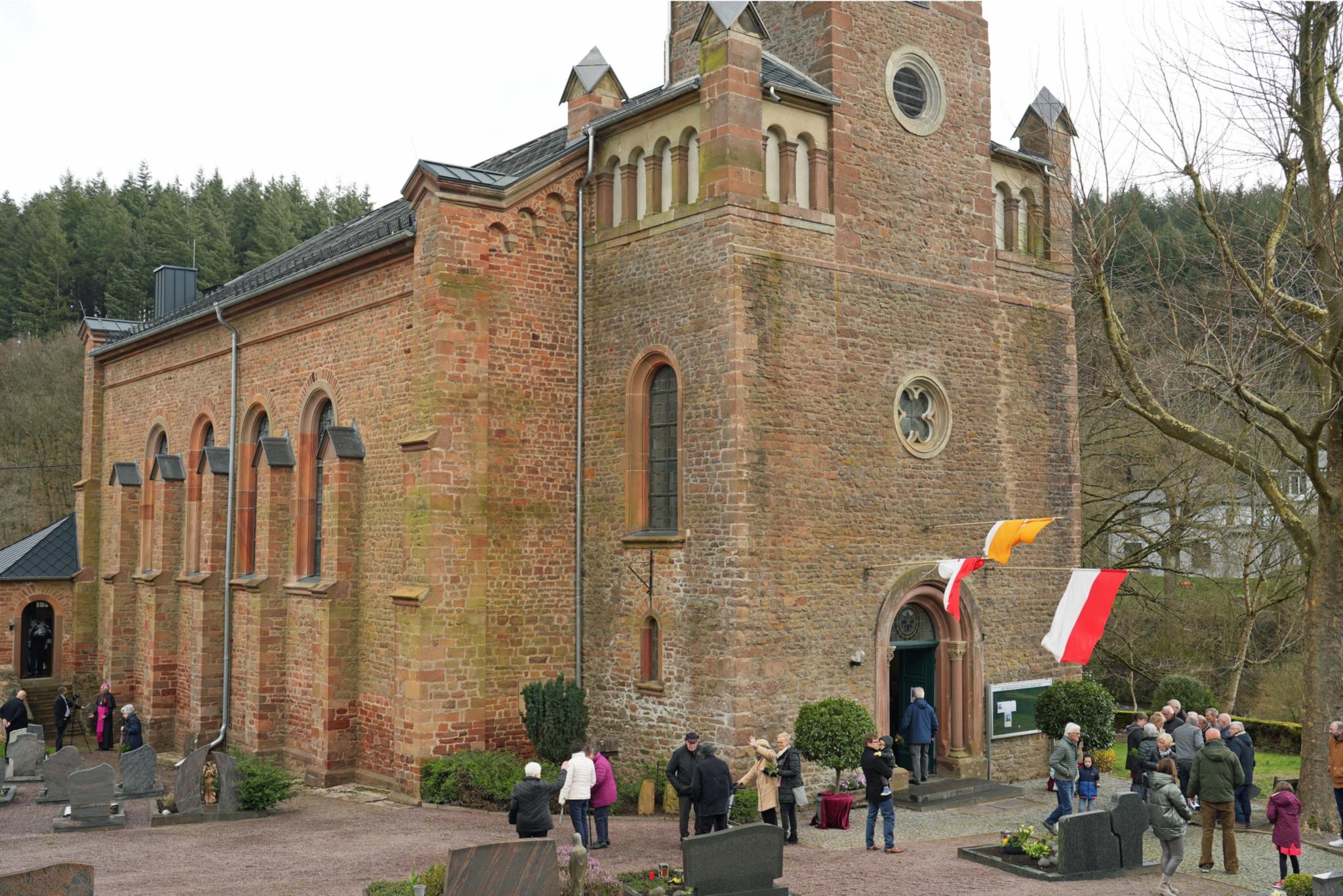 Außenansicht der frisch renovierten Kirche St. Georg in Hentern.