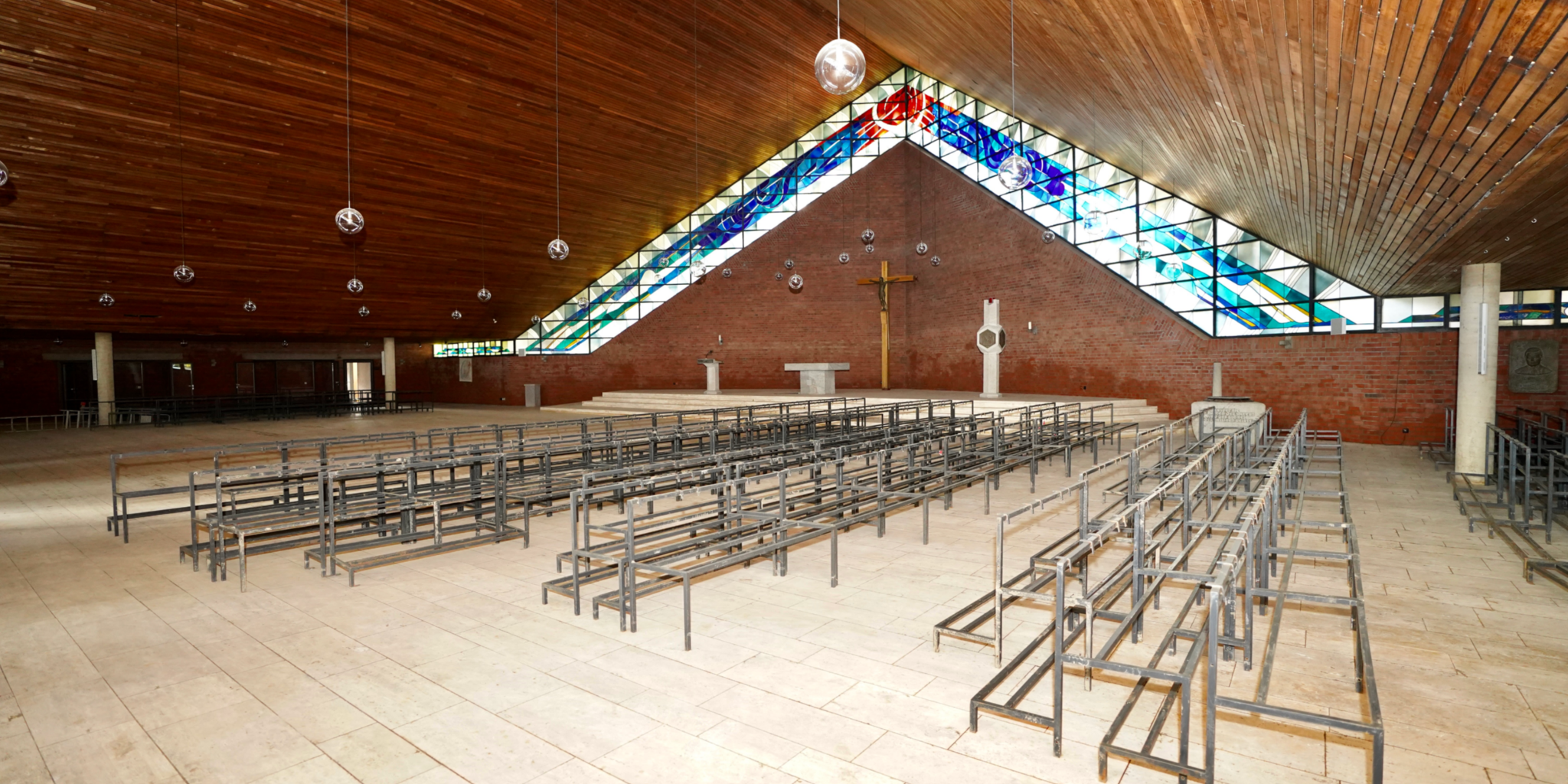 Ein Kirchraum mit zerstörten Bänken.